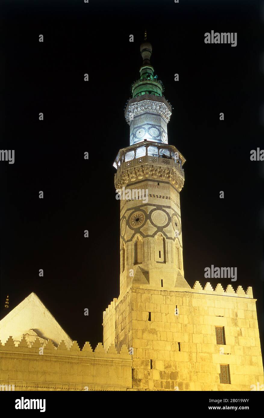 Syrien: Westliches Minarett bei Nacht, Umayyad-Moschee, Damaskus. Die Umayyad-Moschee, auch bekannt als die große Moschee von Damaskus, ist eine der größten und ältesten Moscheen der Welt. Es gilt als der viertheiligste Ort im Islam. Der Bau der Moschee soll kurz nach der arabischen Eroberung von Damaskus im Jahr 634 begonnen haben. Die Moschee enthält einen Schrein, der Johannes dem Täufer gewidmet ist, sowie das Grab von Saladin. Stockfoto