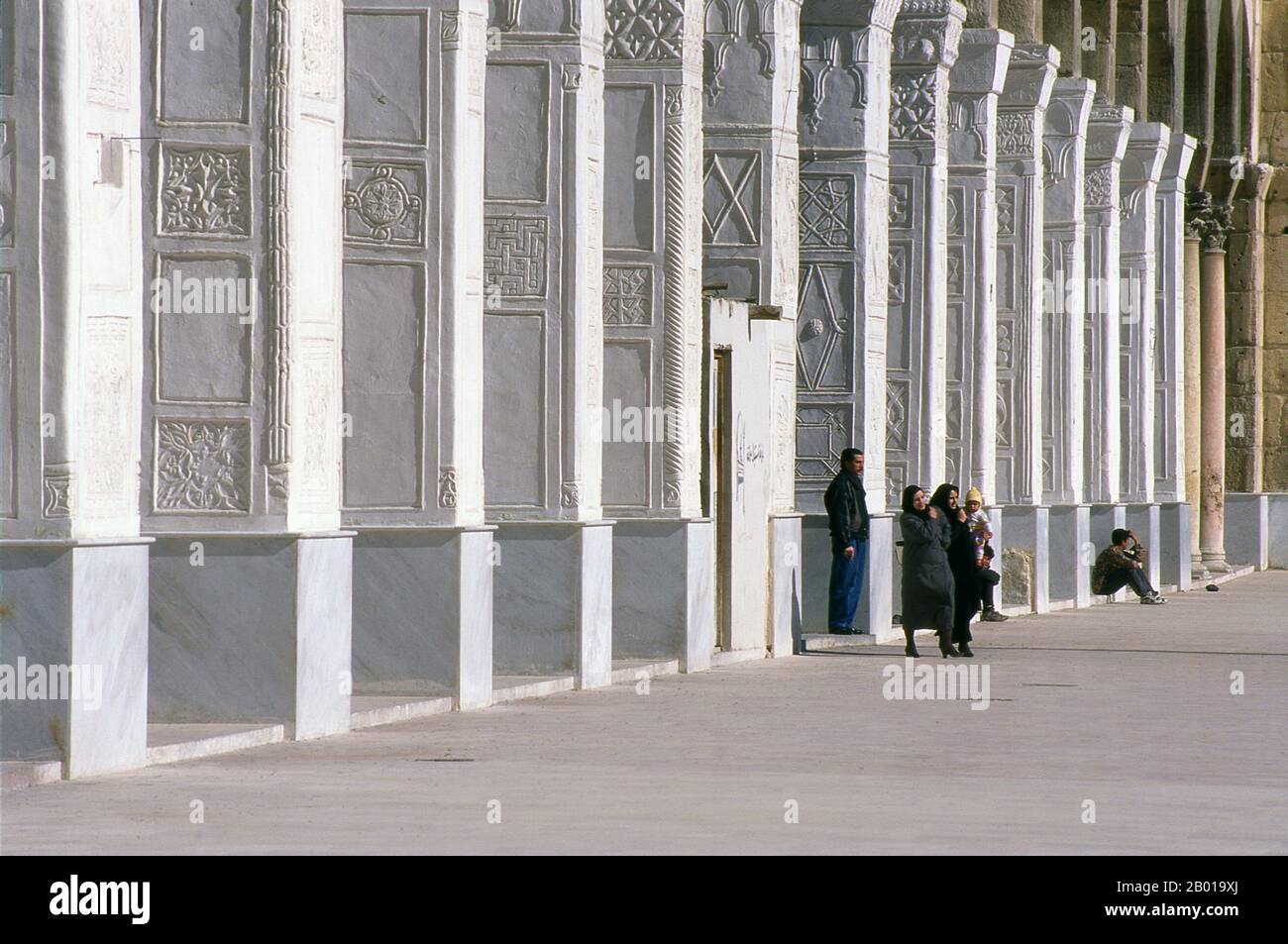 Syrien: Zentraler Innenhof, Umayyad-Moschee, Damaskus. Die Umayyad-Moschee, auch bekannt als die große Moschee von Damaskus, ist eine der größten und ältesten Moscheen der Welt. Es gilt als der viertheiligste Ort im Islam. Der Bau der Moschee soll kurz nach der arabischen Eroberung von Damaskus im Jahr 634 begonnen haben. Die Moschee enthält einen Schrein, der Johannes dem Täufer gewidmet ist, sowie das Grab von Saladin. Stockfoto