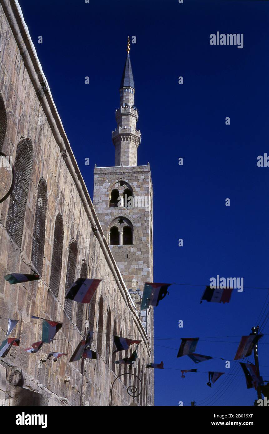 Syrien: Minarett Jesu, Umayyad-Moschee, Damaskus. Die Umayyad-Moschee, auch bekannt als die große Moschee von Damaskus, ist eine der größten und ältesten Moscheen der Welt. Es gilt als der viertheiligste Ort im Islam. Der Bau der Moschee soll kurz nach der arabischen Eroberung von Damaskus im Jahr 634 begonnen haben. Die Moschee enthält einen Schrein, der Johannes dem Täufer gewidmet ist, sowie das Grab von Saladin. Stockfoto