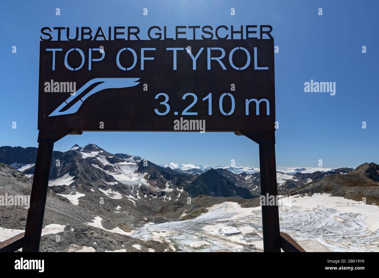 Gipfel von Tyrol, Informationstafel auf dem Gipfel des Wintersportgebietes Stubai-Gletscher in den österreichischen Alpen auf einer Höhe von 3210 Metern. Stockfoto