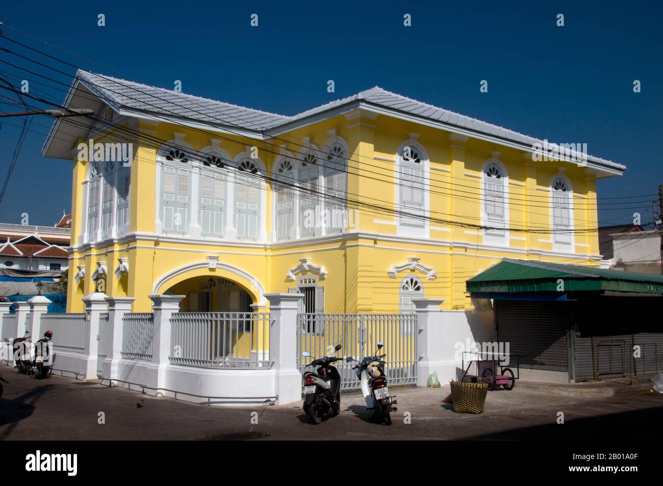 Thailand: Limpanon Mansion direkt an der Ranong Road, Phuket Town, Phuket. Die traditionelle Architektur der Stadt Phuket ist unverwechselbar sino-thailändisch und sino-Portugiesisch. Nachdem sie von chinesischen Einwanderern aus Südchina beeinflusst wurde, teilt sie viel mit der benachbarten chinesischen Siedlungsarchitektur von Straits in den malaysischen Städten Penang und Melaka sowie mit Singapur. Stockfoto