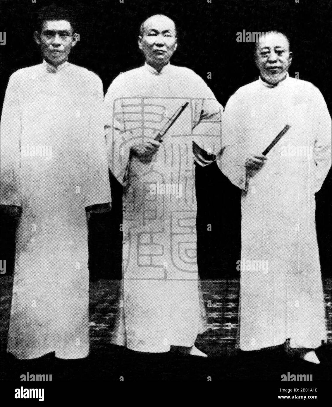 China: Drei Paten aus Shanghai (von links nach rechts) Du Yuesheng, Zhang Xiaolin und Huang Jingrong, c. 1924. Shanghai in den Jahren 1920s und 1930s wurde von mächtigen kriminellen Banden erschüttert, die von rücksichtslosen Paten geführt wurden, von denen die mächtigsten Du Yuesheng, bekannt als Zongshi oder 'der Boss' der Grünen Gang und der Shanghaier Unterwelt, waren; Zhang Xiaolin, ebenfalls ein mächtiger Anführer der Grünen Gang; Und Huang Jingrong, der ranghöchste chinesische Detektiv der französischen Konzessionspolizei (FCP) und einer der wichtigsten Gangster Shanghais. Zu ihren Imperien gehörten Drogen, Schutzschläger, Schmuggel und Prostitution. Stockfoto