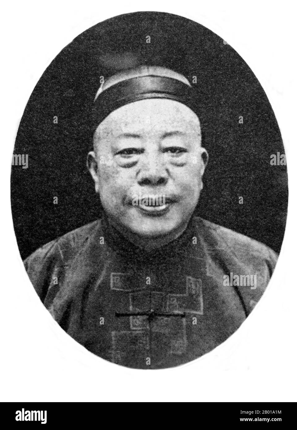 China: Huang Jingrong (10. Mai 1868 - 20. Juni 1953), französischer Detektiv der Konzession und Schanghai-Mobster, c.. 1940s. Der in Suzhou geborene Vater von Huang war ein Konstall in Suzhou, bevor die Familie nach Shanghai auswanderte, um ein Teehaus zu eröffnen. Während seiner Kindheit erkrankte Huang an einem schlechten Pockenfall. Während seine Untergebenen ihn „Großmeister Huang“ nannten, nannten ihn hinter seinem Rücken alle „pockmarked Huang“. Huang ging zur Arbeit in das Teehaus seines Vaters, das sich nicht sehr weit von der Zhengjia-Brücke in der Nähe der französischen Konzession befand, ein Gebiet voller Gauner, von denen viele später eine Bande organisierten. Stockfoto