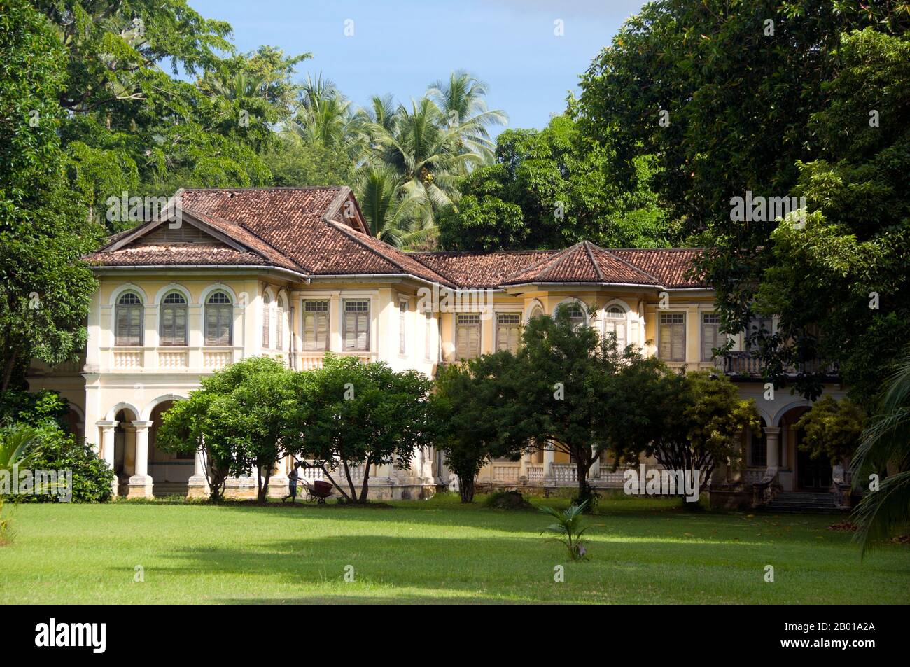 Thailand: Phra Pitak Chinpracha Mansion, 96 Krabi Road, Phuket Town, Phuket. Die traditionelle Architektur der Stadt Phuket ist unverwechselbar sino-thailändisch und sino-Portugiesisch. Nachdem sie von chinesischen Einwanderern aus Südchina beeinflusst wurde, teilt sie viel mit der benachbarten chinesischen Siedlungsarchitektur von Straits in den malaysischen Städten Penang und Melaka sowie mit Singapur. Stockfoto