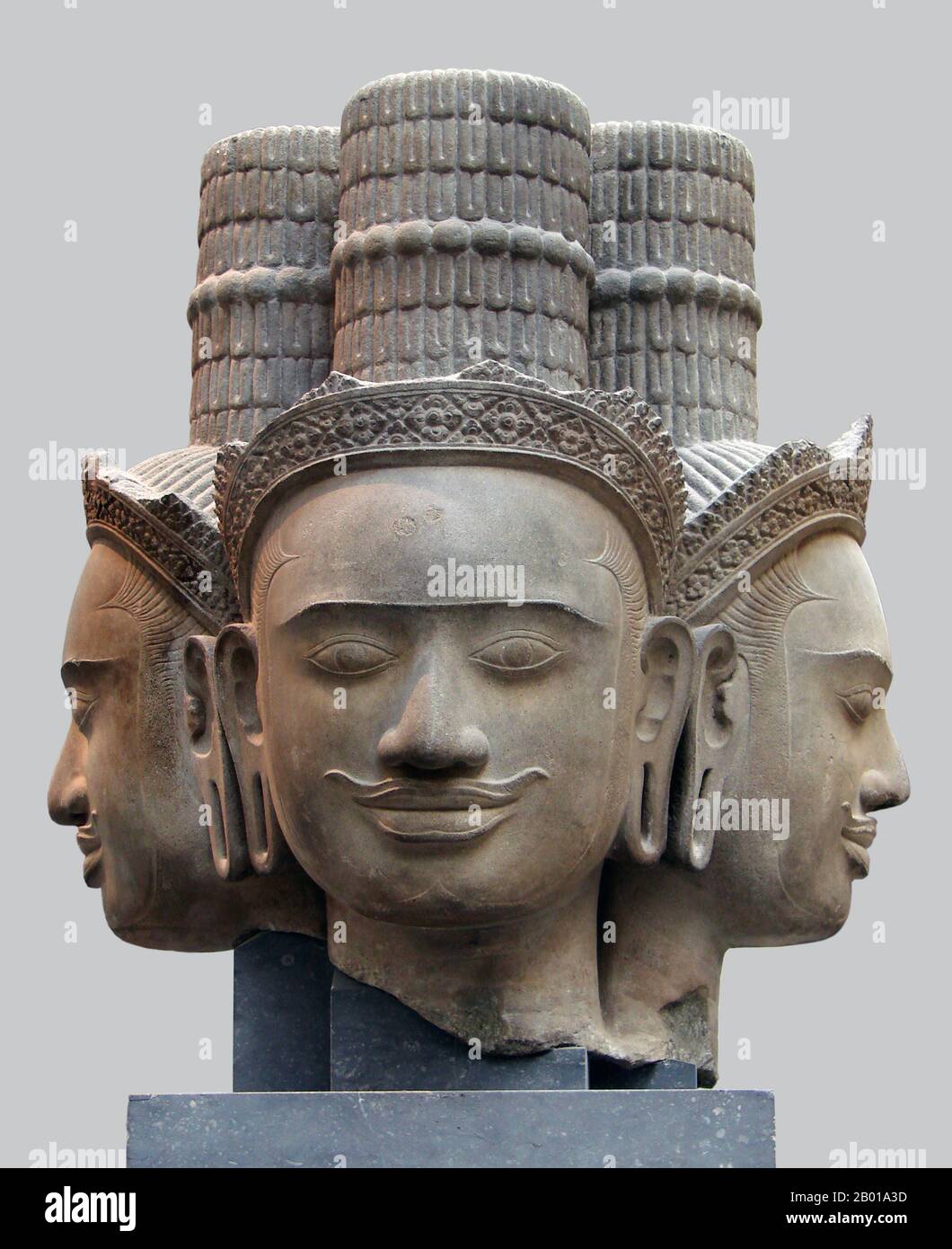 Kambodscha: Dreifacher Brahma-Kopf aus Phnom Bok, Siem Reap, jetzt im Musée Guimet, Paris, 9.-10. Jahrhundert. Phnom Bok ist ein Hügel im Nordosten der Ostbaray in Kambodscha, auf dem ein prasat (Tempel) mit dem gleichen Namen errichtet wurde. Es handelt sich um eine "Trilogie der Berge", von denen jeder einen Tempel mit ähnlichem Layout hat. Die Entstehung des Tempels wird der Herrschaft von Yasovarman I. (889–910) zwischen dem 9.. Und 10.. Jahrhundert zugeschrieben und wurde gegründet, nachdem er seine Hauptstadt nach Angkor verlegte und ihn Yasodharapura nannte. Die beiden anderen Schwestentempel sind Phnom Bakheng und Phnom Krom. Stockfoto