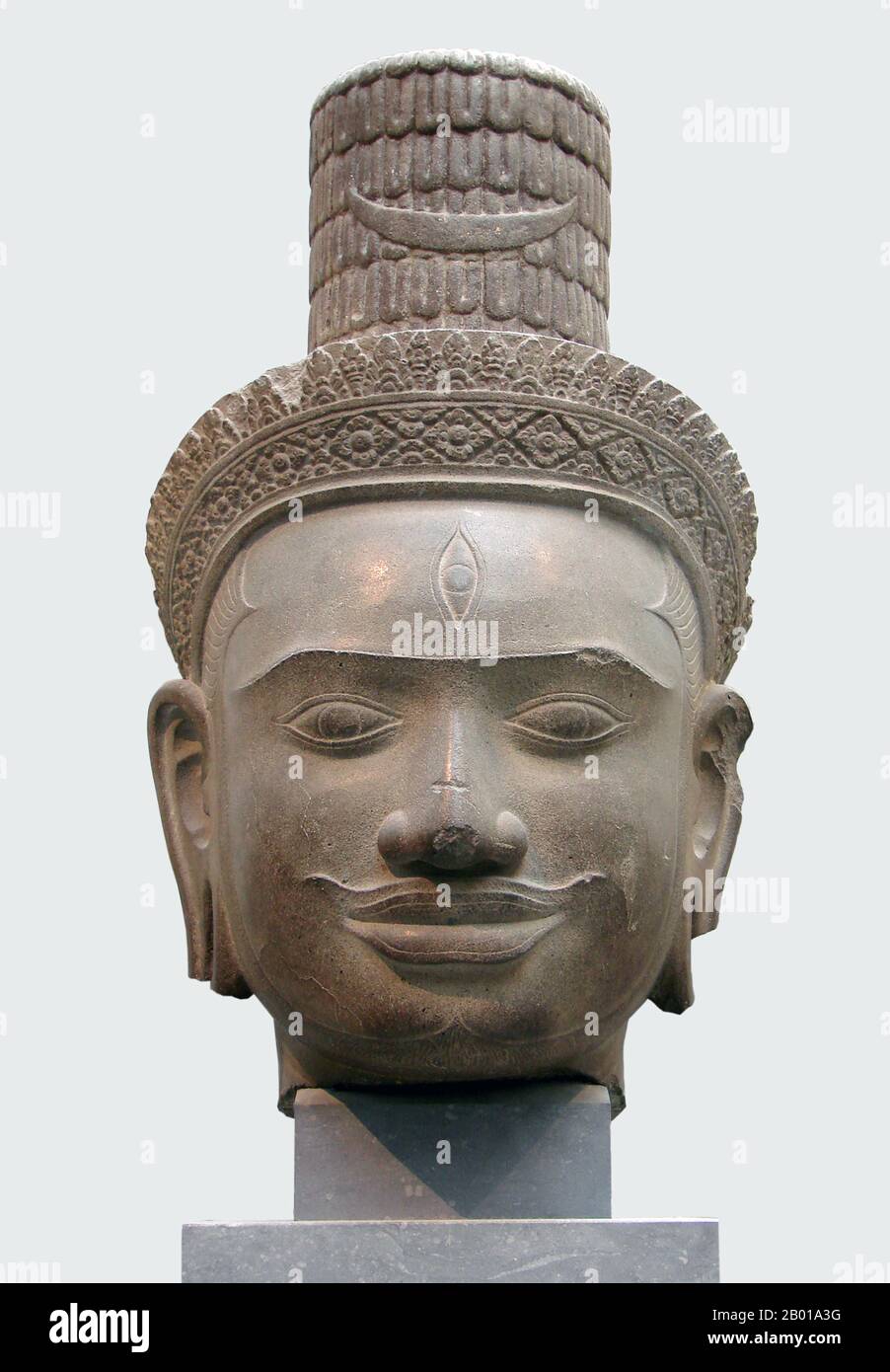 Kambodscha: Leiter von Shiva aus Phnom Bok, Siem Reap, jetzt im Musée Guimet, Paris, 9.-10. Jahrhundert. Phnom Bok ist ein Hügel im Nordosten der Ostbaray in Kambodscha, auf dem ein prasat (Tempel) mit dem gleichen Namen errichtet wurde. Es handelt sich um eine "Trilogie der Berge", von denen jeder einen Tempel mit ähnlichem Layout hat. Die Entstehung des Tempels wird der Herrschaft von Yasovarman I. (889–910) zwischen dem 9.. Und 10.. Jahrhundert zugeschrieben und wurde gegründet, nachdem er seine Hauptstadt nach Angkor verlegte und ihn Yasodharapura nannte. Die beiden anderen Schwestentempel sind Phnom Bakheng und Phnom Krom. Stockfoto