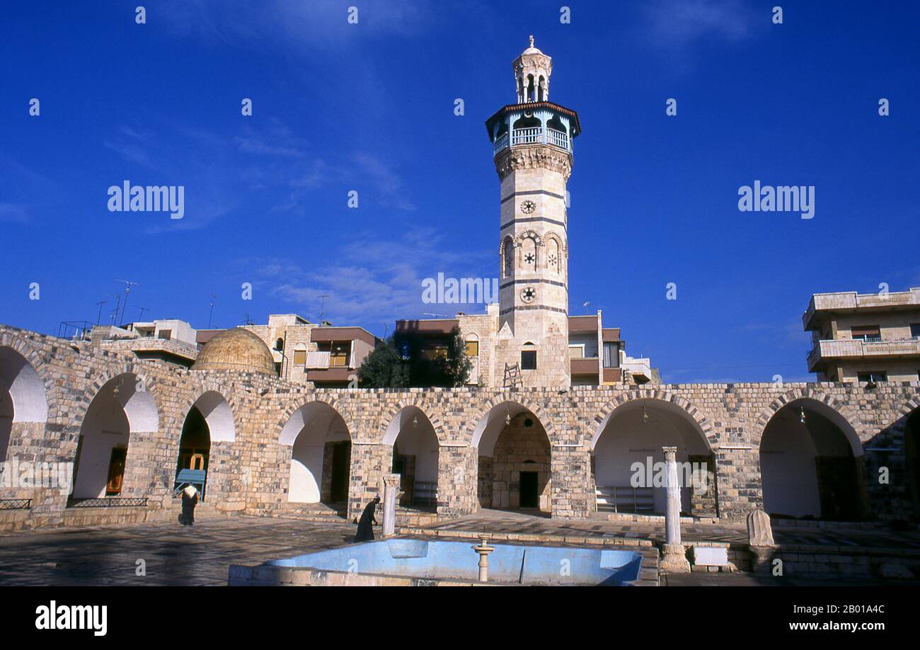 Syrien: Das achteckige Mamluk-Minarett aus dem Jahr 1427, die große Moschee, Hama. Die große Moschee wurde erstmals im 8.. Jahrhundert n. Chr. von den Umayyaden erbaut und der Umayyaden-Moschee in Damaskus nachempfunden. Sie wurde 1982 während des sunnitischen muslimischen Aufstands in Hama fast vollständig zerstört. Hama ist der Standort der historischen Stadt Hamath. 1982 war es der Schauplatz des schlimmsten Massakers in der modernen arabischen Geschichte. Präsident Hafaz al-Assad befahl seinem Bruder Rifaat al-Assad, einen sunnitischen islamistischen Aufstand in der Stadt niederzuschlagen. Schätzungsweise 25.000 bis 30.000 Menschen wurden massakriert. Stockfoto