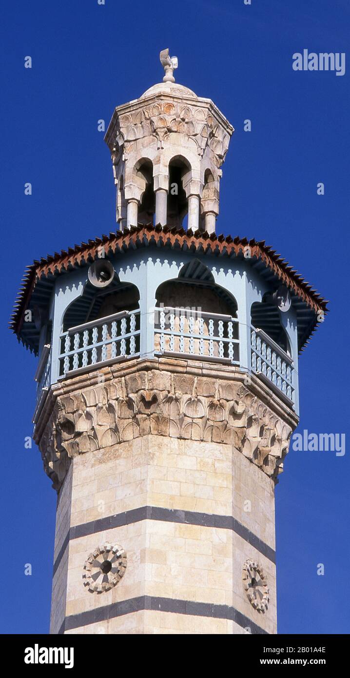 Syrien: Das achteckige Mamluk-Minarett aus dem Jahr 1427, die große Moschee, Hama. Die große Moschee wurde erstmals im 8.. Jahrhundert n. Chr. von den Umayyaden erbaut und der Umayyaden-Moschee in Damaskus nachempfunden. Sie wurde 1982 während des sunnitischen muslimischen Aufstands in Hama fast vollständig zerstört. Hama ist der Standort der historischen Stadt Hamath. 1982 war es der Schauplatz des schlimmsten Massakers in der modernen arabischen Geschichte. Präsident Hafaz al-Assad befahl seinem Bruder Rifaat al-Assad, einen sunnitischen islamistischen Aufstand in der Stadt niederzuschlagen. Schätzungsweise 25.000 bis 30.000 Menschen wurden massakriert. Stockfoto