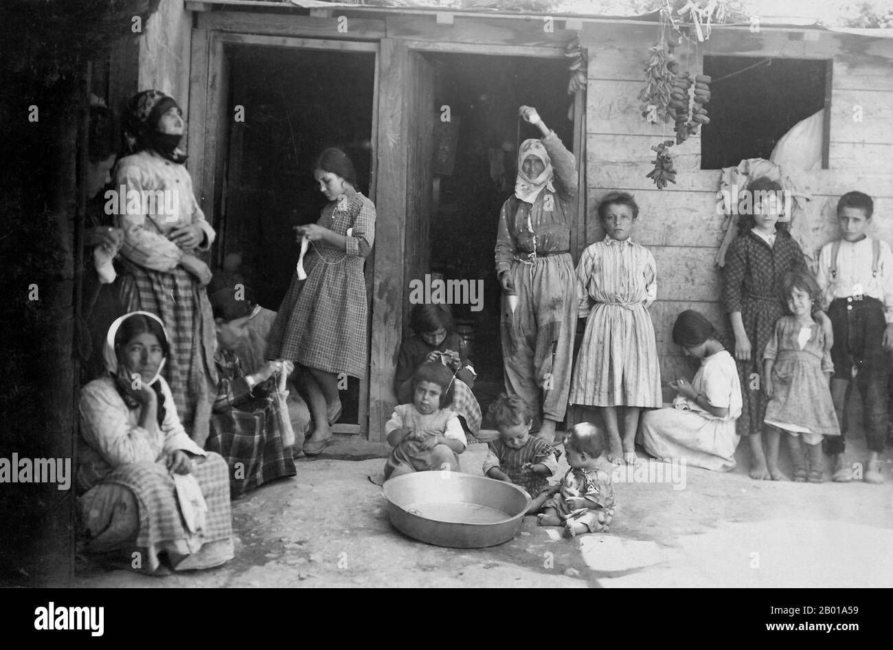 Syrien: Armenische Flüchtlinge aus dem türkischen Völkermord in einem Lager in Aleppo. Foto von Vartan Derounian (1888-1954) (nicht urheberrechtlich geschützt), c. 1922. Ein armenisch-amerikanisches Flüchtlingslager in Aleppo, Syrien, c. 1922. Das Originalbild war eine Postkarte, mit der Geld für das Lager eingewerben wurde. Unterstützt von Missionaren, machten diese Flüchtlinge, hauptsächlich Frauen und Kinder aus der Umgebung von Kharpert, Historisches Armenien, Handarbeiten zum Verkauf, deren Erlös ihnen half, die Überfahrt in die Vereinigten Staaten zu unterstützen und zu erwerben. Stockfoto