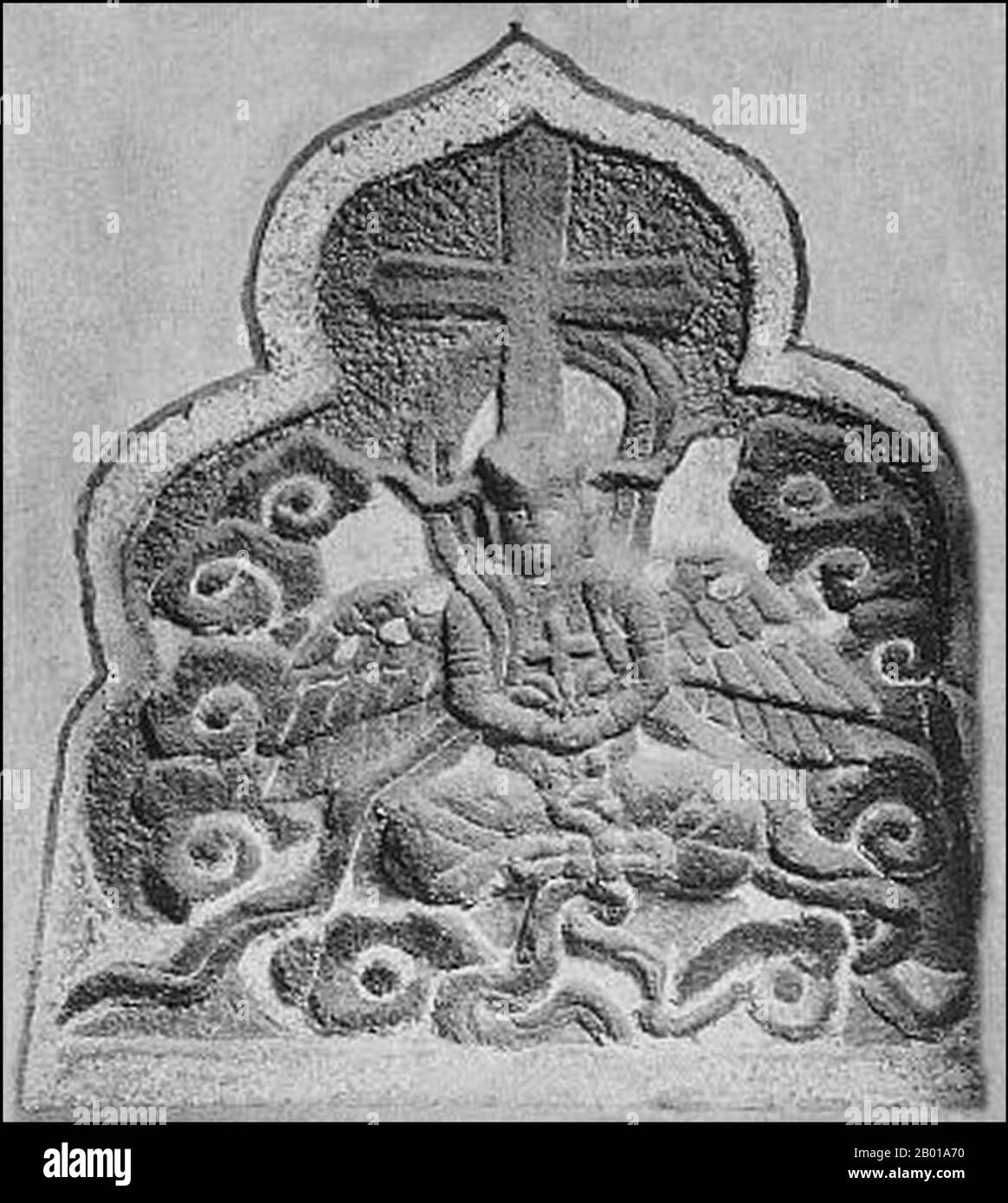 China: Nestorianischer Grabstein mit einem Kruzifix und einem vierflügeligen Engel mit einem Kreuz auf dem Lotus-Symbol in einem daoistischen Tempel in Quanzhou. Foto von Gustave Ecke (13. Juni 1896 - 17. Dezember 1971) (nicht urheberrechtlich geschützt), c. 1927. Quanzhou wurde 718 während der Tang Dynastie (618-907) gegründet. Damals war Guangzhou Chinas größter Seehafen, aber dieser Status würde später von Quanzhou übertroffen werden. Während der Song Dynastie (960-1279) und der Yuan Dynastie (127-1368) war Quanzhou einer der größten Seehäfen der Welt und beherbergt eine große Gemeinschaft von ausländischen Einwohnern aus der ganzen eurasischen Welt. Stockfoto