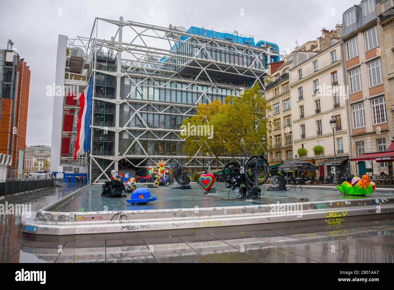 Paris, Frankreich - 11. November 2019: Strawinski-Brunnen auf dem Igor Strawinski-Platz, neben dem Pompidou-Zentrum, ein regnerischer Tag Stockfoto