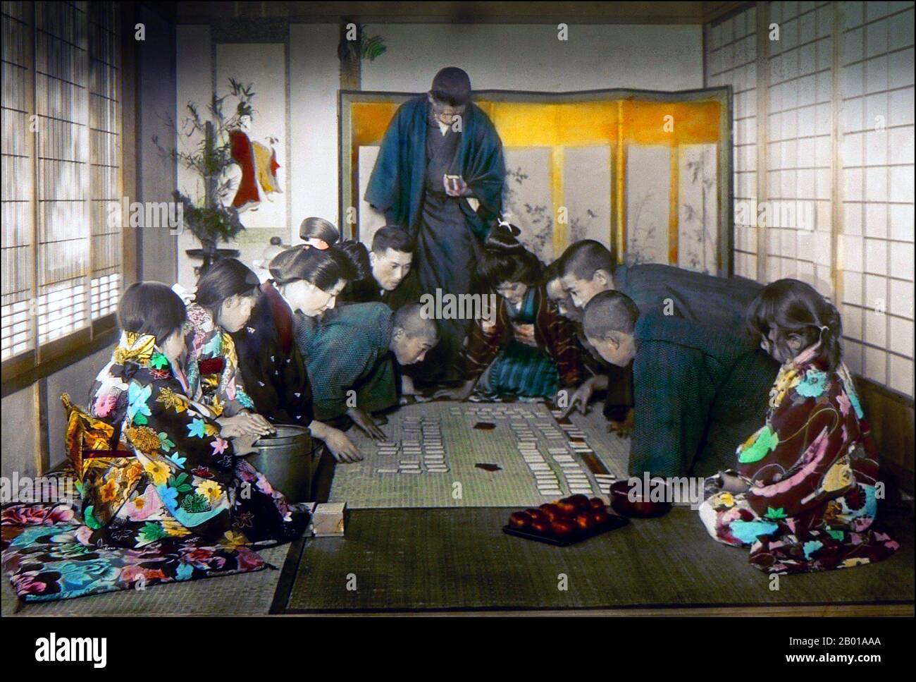 Japan: Ein Glücksspiel im alten Japan. Foto von T. Enami (1859-1929), c. 1916. T. Enami (Enami Nobukuni) war der Handelsname eines berühmten Meiji-Fotografen. Der T. seines Handelsnamens soll für Toshi gestanden haben, obwohl er ihn nie auf einem persönlichen oder geschäftlichen Dokument geschrieben hat. Geboren in Edo (heute Tokio) während der Bakumatsu-Ära, war Enami zuerst Schüler und dann Assistent des bekannten Fotografen und Umgangssprache, Ogawa Kazumasa. Enami zog nach Yokohama und eröffnete 1892 ein Studio in der Benten-dōri (Benten Street). Stockfoto