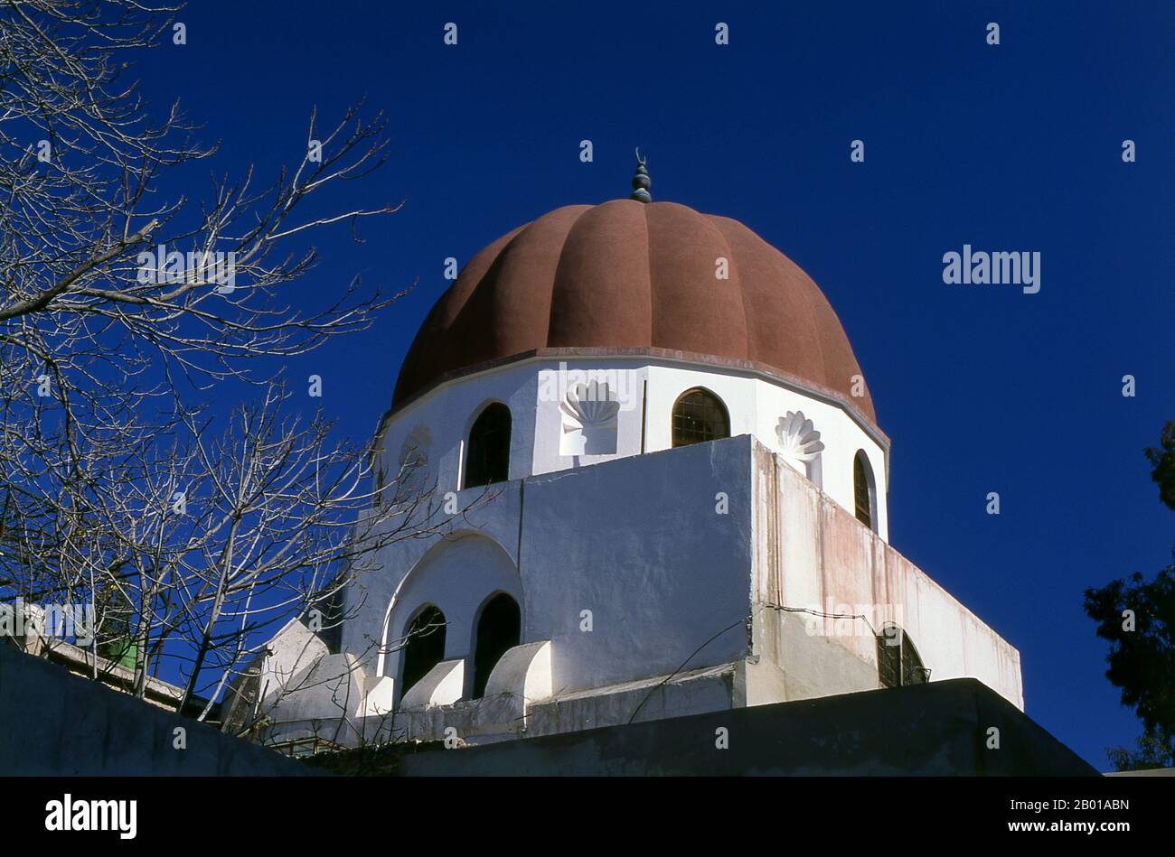 Syrien: Rotes Mausoleum von Salah al-DIN (c. 1138. - 4. März 1193), in der Nähe der Umayyad-Moschee, Damaskus. Ṣalāḥ ad-Dīn Yūsuf ibn Ayyūb, in der westlichen Welt besser bekannt als Saladin, war ein kurdischer Muslim, der zum ersten Ayyubiden-Sultan von Ägypten und Syrien wurde. Er führte die islamische Opposition gegen die Franken und andere europäische Kreuzfahrer in der Levante an. Auf dem Höhepunkt seiner Macht regierte er über Ägypten, Syrien, Mesopotamien, Hejaz und den Jemen. Er führte die Muslime gegen die Kreuzfahrer an und eroberte schließlich Palästina nach seinem Sieg in der Schlacht von Hattin aus dem Kreuzfahrerreich Jerusalem zurück. Stockfoto