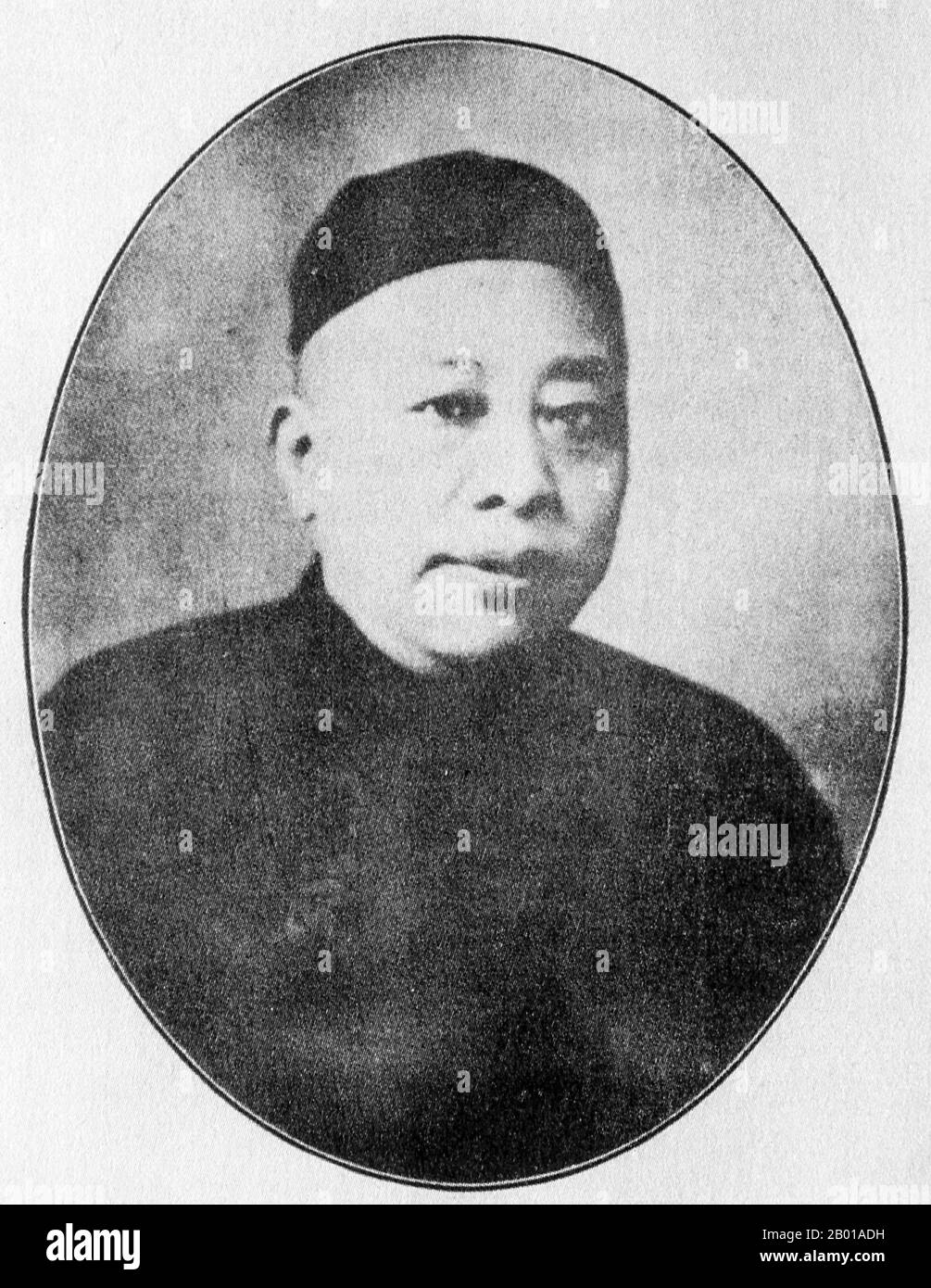 China: Huang Jinrong (10. Mai 1868 - 20. Juni 1953), französischer Detektiv der Konzession und Schanghai-Mobster, 1930s. Sein Vater, der in Suzhou geboren wurde, war in Suzhou ein Konstall, bevor die Familie nach Shanghai auswanderte, um ein Teehaus zu eröffnen. Während seiner Kindheit erkrankte Huang an einem schlechten Pockenfall. Während seine Untergebenen ihn „Großmeister Huang“ nannten, nannten ihn hinter seinem Rücken alle „pockmarked Huang“. Huang ging zur Arbeit in das Teehaus seines Vaters, die nahegelegene Zhengjia-Brücke beherbergte damals eine große Bevölkerung von Gaunern und Gauner, und Huang organisierte viele von ihnen zu einer Bande von vereidigten Anhängern. Stockfoto