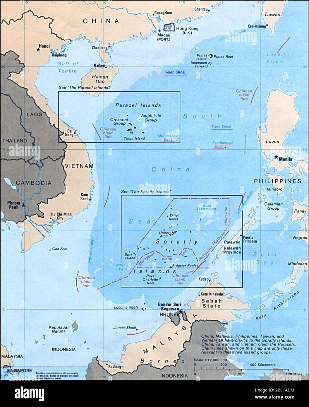 Südchinesisches Meer: Karte der umstrittenen Paracel-Inseln und Spratly-Inseln. Der Spratlys-Archipel im Südchinesischen Meer (von Vietnam das Ostmeer genannt) wird in verschiedenen Graden von China, Taiwan, Vietnam, den Philippinen, Malaysia und Brunei bestritten. Die Paracels-Inseln sind zwischen China und Vietnam umstritten, werden aber seit 1974 vollständig von China kontrolliert. Die chinesische Behauptung ist die umfangreichste und wird allgemein durch eine von den Chinesen als „neun gepunktete Linien“ bezeichnete fiktive Grenze (nánhǎi jiǔduàn xiàn; wörtlich „neun Teilungslinien des Südchinesischen Meeres“) bezeichnet. Stockfoto