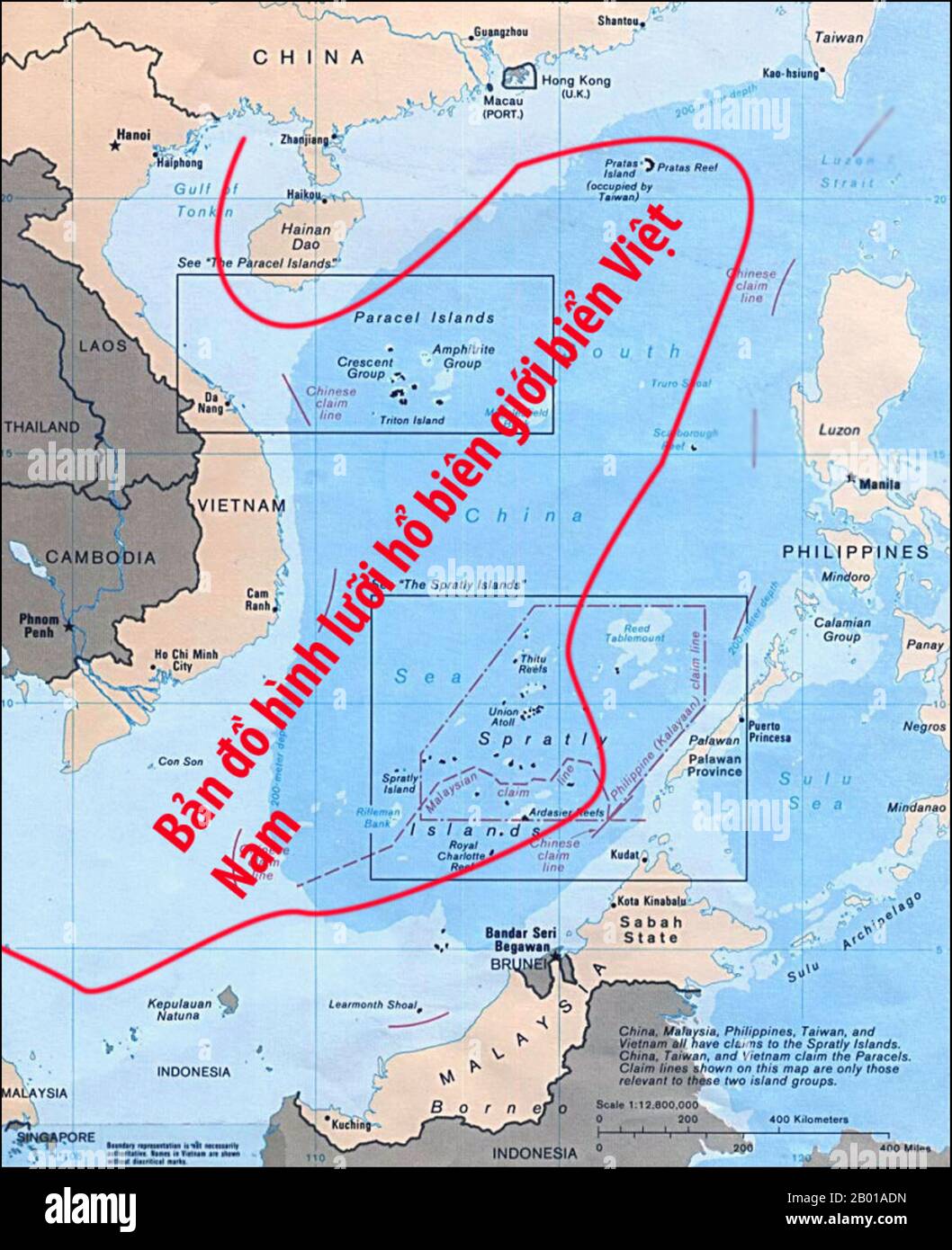 Südchinesisches Meer: Karte der umstrittenen Paracels-Inseln und Spratly-Inseln mit detaillierten Angaben zu den vietnamesischen Claims. Der Spratlys-Archipel im Südchinesischen Meer (von Vietnam das Ostmeer genannt) wird in verschiedenen Graden von China, Taiwan, Vietnam, den Philippinen, Malaysia und Brunei bestritten. Die Paracels-Inseln sind zwischen China und Vietnam umstritten, werden aber seit 1974 vollständig von China kontrolliert. Die chinesische Behauptung ist die umfangreichste und wird im Allgemeinen durch eine von den Chinesen als „neun gepunktete Linie“ (nánhǎi jiǔduàn xiàn) bezeichnete fiktive Grenze gekennzeichnet. Stockfoto
