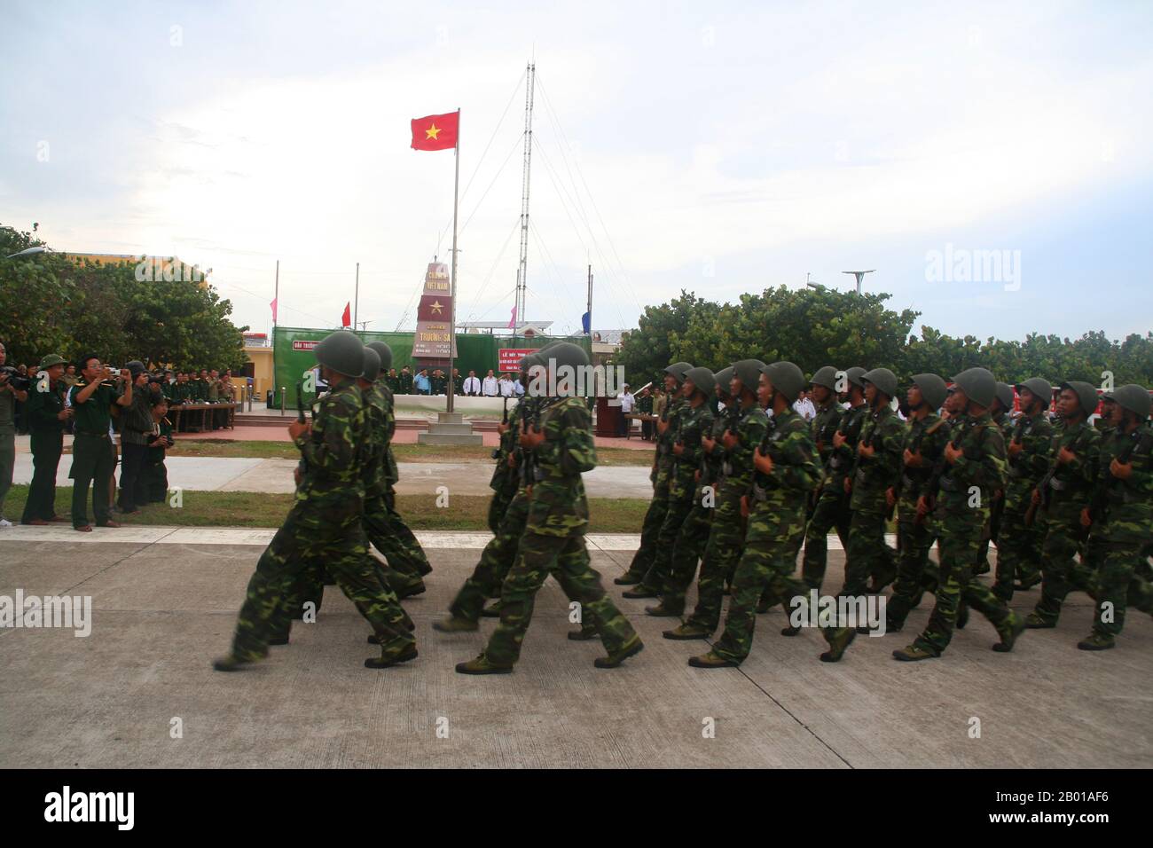 Vietnam: Vietnamesische Truppen marschieren auf Đảo Trường Sa oder Spratly Island auf den Spratly Islands, 1. Mai 2009. Die Spratly-Inseln sind eine Gruppe von mehr als 750 Riffen, Iislets, Atollen, Kays und Inseln im Südchinesischen Meer. Der Archipel liegt vor den Küsten der Philippinen und Malaysias (Sabah), etwa ein Drittel des Weges nach Südvietnam. Sie umfassen weniger als vier Quadratkilometer Landfläche, die sich auf mehr als 425.000 Quadratkilometer Meer erstreckt. Die Spratlys sind eine von drei Inselgruppen des Südchinesischen Meeres, die mehr als 30.000 Inseln und Riffe umfassen. Stockfoto