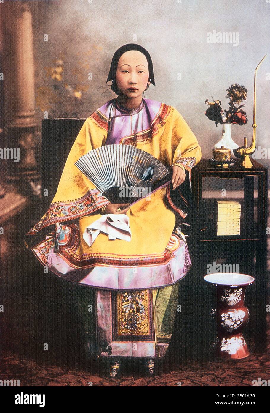 China: „Eine chinesische Dame von hohem Rang“. Foto von Lai Afong (1839-1890), Hongkong, 1872. Lai Afong war ein Fotograf, der das Afong Studio gründete, das erfolgreichste Fotostudio der späten Qing-Dynastie. Er gilt allgemein als der bedeutendste chinesische Fotograf des 19.. Jahrhunderts. Die Fußbindung (Pinyin: Chanzu, wörtlich „gebundene Füße“) war ein Brauch, der ungefähr tausend Jahre lang in China an jungen Mädchen und Frauen praktiziert wurde und im 10.. Jahrhundert begann und in der ersten Hälfte des 20.. Jahrhunderts endete. Stockfoto