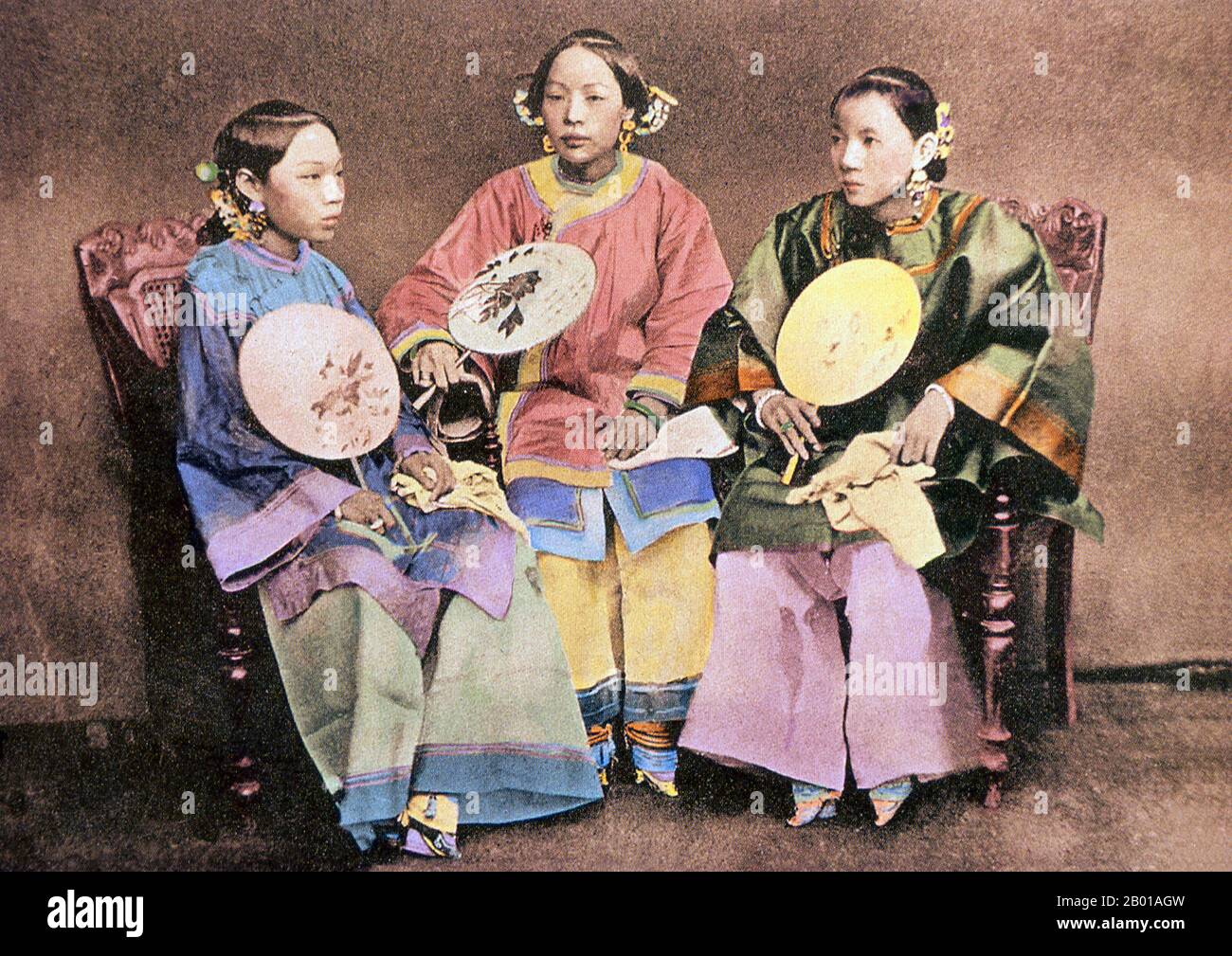China: Drei chinesische Frauen mit gefesselten Füßen aus Xiamen. Foto von Lai Afong (1839-1890), c. 1870. Lai Afong war Fotograf und gründete Afong Studio, das erfolgreichste Fotostudio der späten Qing-Dynastie. Er gilt allgemein als der bedeutendste chinesische Fotograf des 19.. Jahrhunderts. Die Fußbindung (Pinyin: Chanzu, wörtlich „gebundene Füße“) war ein Brauch, der ungefähr tausend Jahre lang in China an jungen Mädchen und Frauen praktiziert wurde und im 10.. Jahrhundert begann und in der ersten Hälfte des 20.. Jahrhunderts endete. Stockfoto