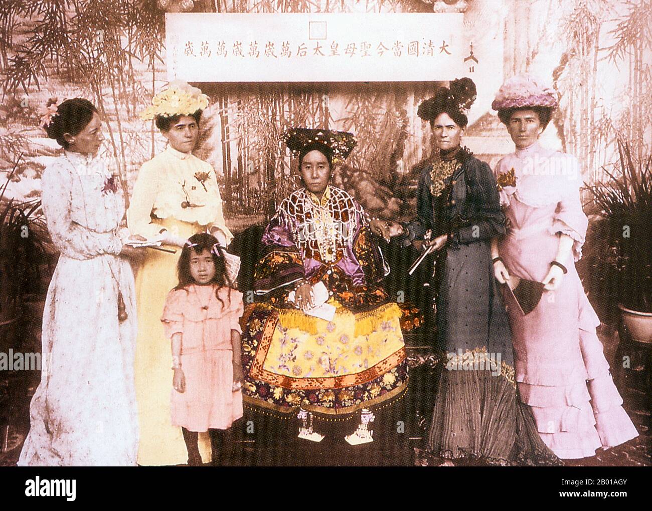 China: Kaiserin Dowager Cixi (29. November 1835 - 15. November 1908) mit den Ehefrauen ausländischer diplomatischer ENYOYS, darunter Sarah Pike Conger, Ehefrau des amerikanischen Ministers der Qing Dynastie China, 1903. Kaiserin Dowager Cixi (Wade–Giles: TZ'U-Hsi) vom Mandschu-Yehe-Nara-Clan war eine mächtige und charismatische Figur, die von 1861 bis zu ihrem Tod 47 Jahre lang de facto die Herrscherin der Mandschu-Qing-Dynastie in China wurde. Ursprünglich eine Konkubine des Xianfeng-Imperators, gebar sie einen Sohn, Zaichun, der zum Tongzhi-Kaiser werden sollte. Sie festigte die Macht und ernannte sich zu ihrem Sohn. Stockfoto