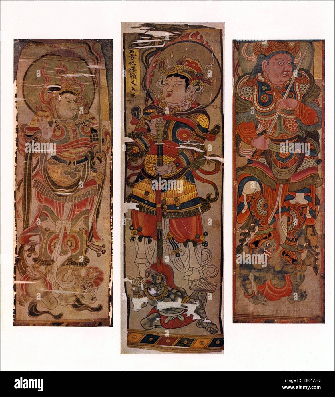 China: Gemälde auf Seide, die drei Lokapalas, Mogao-Höhlen, Dunhuang, Gansu, c. 9. Jahrhundert. Im Buddhismus sind lokapāla eine von zwei breiten Kategorien von Dharmapāla (Beschützern der buddhistischen Religion) - die andere Kategorie sind Weisheitsbeschützer. Die Mogao-Höhlen oder Mogao-Grotten (Chinesisch: mògāo kū, auch bekannt als die Höhlen der Tausend Buddhas und Dunhuang Höhlen) bilden ein System von 492 Tempeln 25 km (15,5 Meilen) südöstlich des Zentrums von Dunhuang, einer Oase, die strategisch an einer religiösen und kulturellen Kreuzung an der Seidenstraße in der Provinz Gansu, China, liegt. Stockfoto