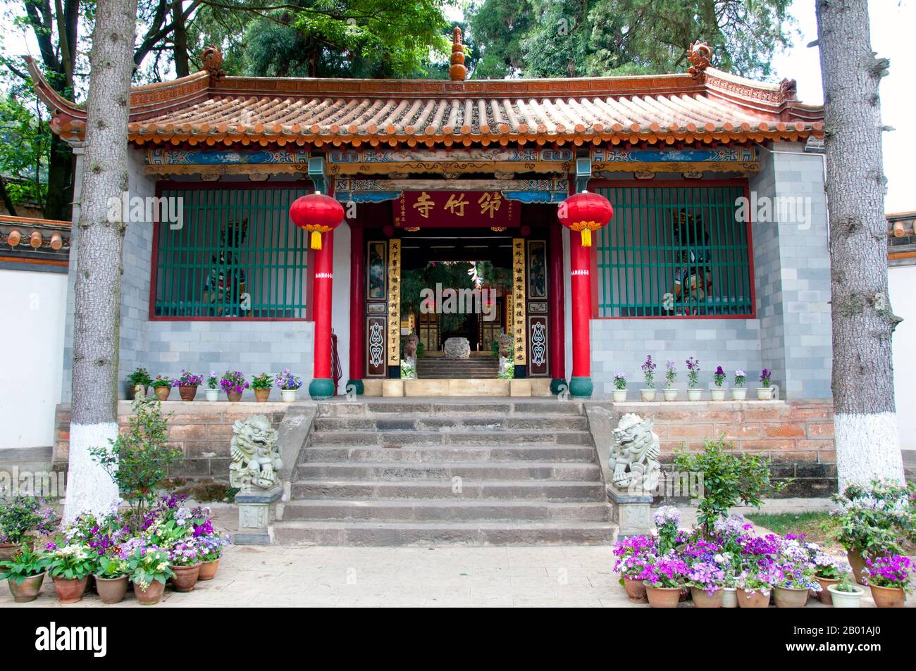 China: Eingang zum Qiongzhu Si (Bambustempel), nordwestlich von Kunming, Provinz Yunnan. Qiongzhu Si wurde ursprünglich während der Tang-Dynastie (618-907) erbaut, wurde aber während der Yuan-Dynastie (1271-1368) als erster Tempel, der dem Zen-Buddhismus in Yunnan gewidmet war, ordnungsgemäß errichtet. Der Tempel ist berühmt für seine 500 bemalten Arhats, die während der Herrschaft des Qing-Imperators Guangxu (1875-1909) vom Bildhauer Li Guangxiu geschaffen wurden. Stockfoto