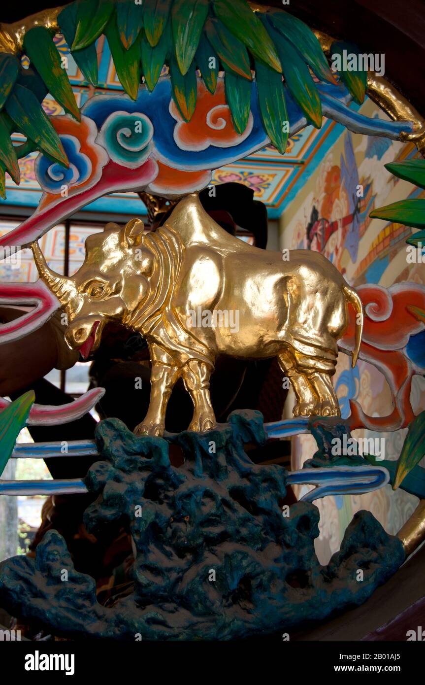 China: Nashorn-Türdetail, Qiongzhu Si (Bambus-Tempel), nordwestlich von Kunming, Provinz Yunnan. Qiongzhu Si wurde ursprünglich während der Tang-Dynastie (618-907) erbaut, wurde aber während der Yuan-Dynastie (1271-1368) als erster Tempel, der dem Zen-Buddhismus in Yunnan gewidmet war, ordnungsgemäß errichtet. Der Tempel ist berühmt für seine 500 bemalten Arhats, die während der Herrschaft des Qing-Imperators Guangxu (1875-1909) vom Bildhauer Li Guangxiu geschaffen wurden. Stockfoto