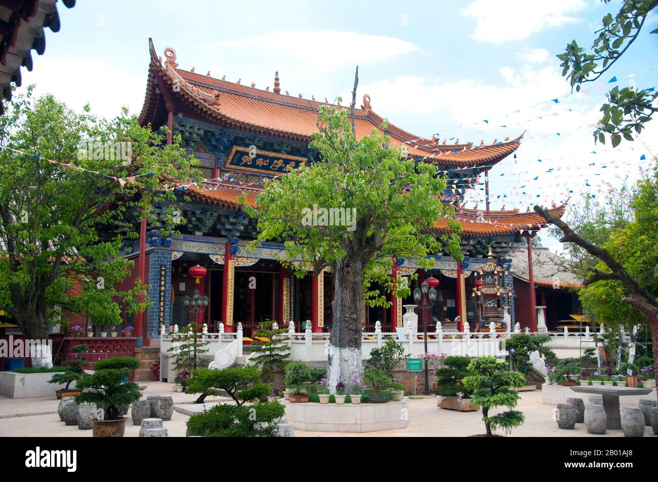 China: Qiongzhu Si (Bambustempel), nordwestlich von Kunming, Provinz Yunnan. Der Qiongzhu Si (Bambus-Tempel) wurde ursprünglich während der Tang-Dynastie (618-907) erbaut, wurde jedoch während der Yuan-Dynastie (1271-1368) als erster Tempel, der dem Zen-Buddhismus in Yunnan gewidmet war, ordnungsgemäß errichtet. Der Tempel ist berühmt für seine 500 bemalten Arhats, die während der Herrschaft des Qing-Imperators Guangxu (1875-1909) vom Bildhauer Li Guangxiu geschaffen wurden. Stockfoto