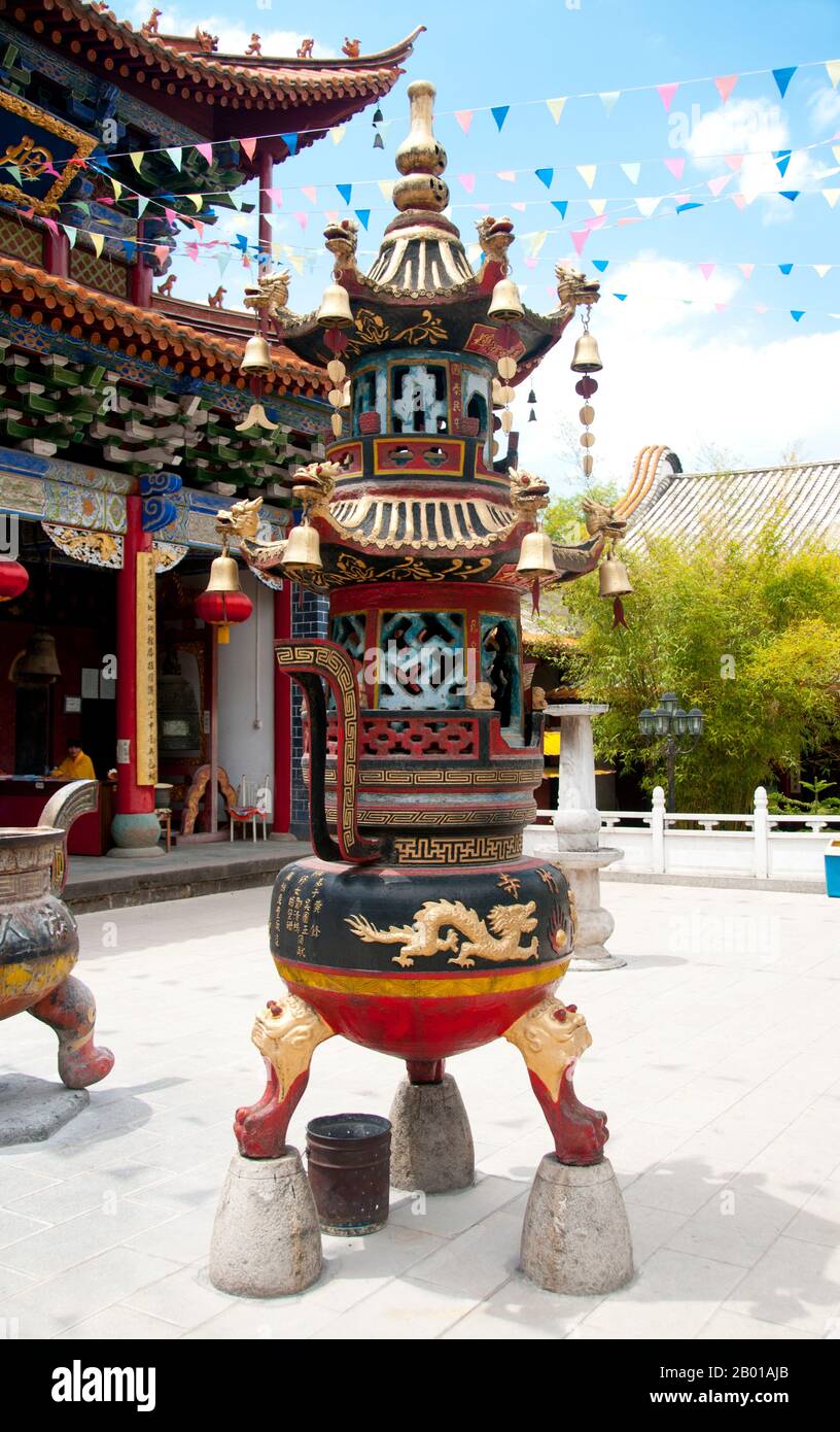 China: Weihrauchurne, Qiongzhu Si (Bambustempel), nordwestlich von Kunming, Provinz Yunnan. Der Qiongzhu Si (Bambus-Tempel) wurde ursprünglich während der Tang-Dynastie (618-907) erbaut, wurde jedoch während der Yuan-Dynastie (1271-1368) als erster Tempel, der dem Zen-Buddhismus in Yunnan gewidmet war, ordnungsgemäß errichtet. Der Tempel ist berühmt für seine 500 bemalten Arhats, die während der Herrschaft des Qing-Imperators Guangxu (1875-1909) vom Bildhauer Li Guangxiu geschaffen wurden. Stockfoto