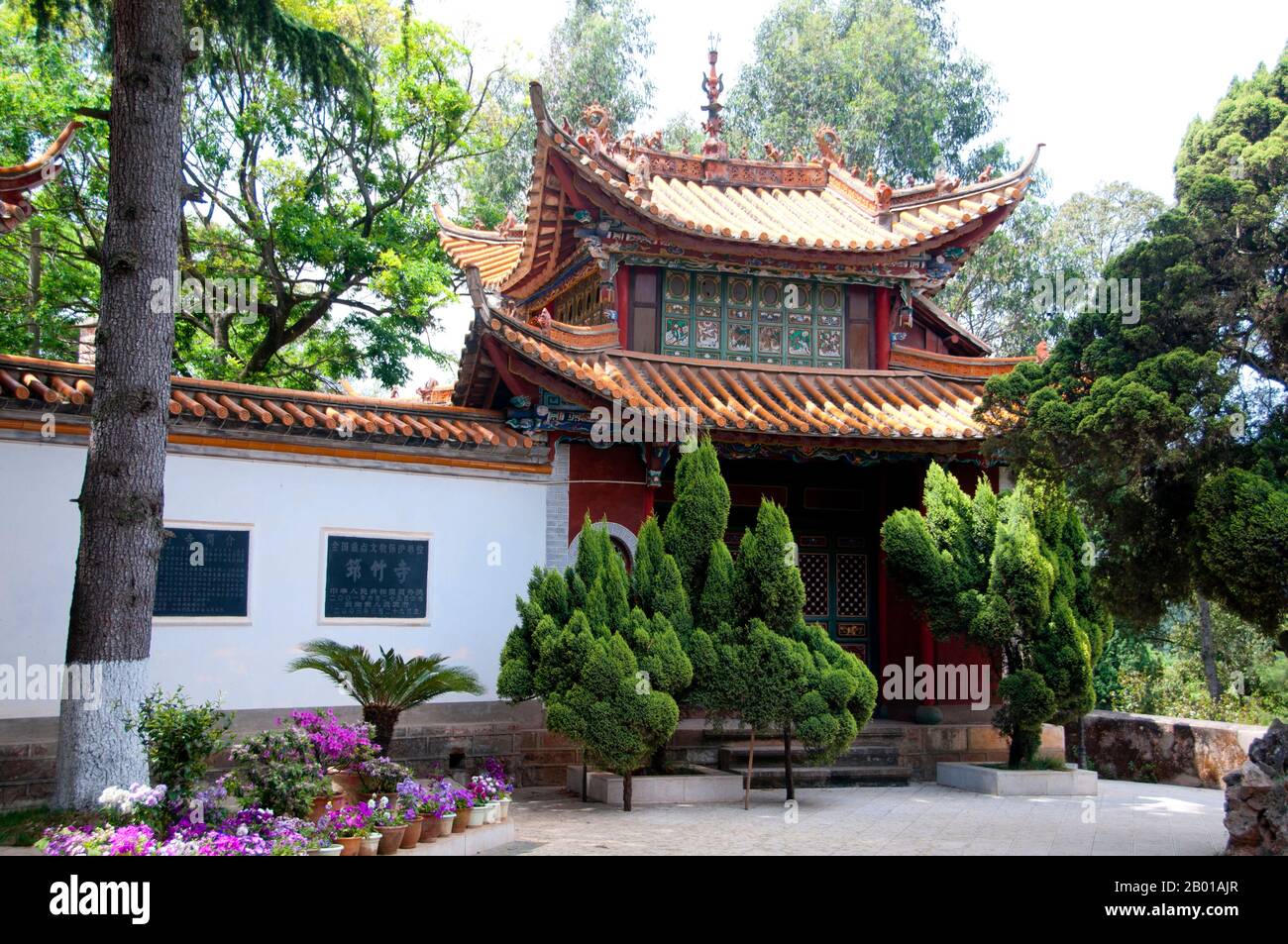 China: Eingang zum Qiongzhu Si (Bambustempel), nordwestlich von Kunming, Provinz Yunnan. Der Qiongzhu Si (Bambus-Tempel) wurde ursprünglich während der Tang-Dynastie (618-907) erbaut, wurde jedoch während der Yuan-Dynastie (1271-1368) als erster Tempel, der dem Zen-Buddhismus in Yunnan gewidmet war, ordnungsgemäß errichtet. Der Tempel ist berühmt für seine 500 bemalten Arhats, die während der Herrschaft des Qing-Imperators Guangxu (1875-1909) vom Bildhauer Li Guangxiu geschaffen wurden. Stockfoto