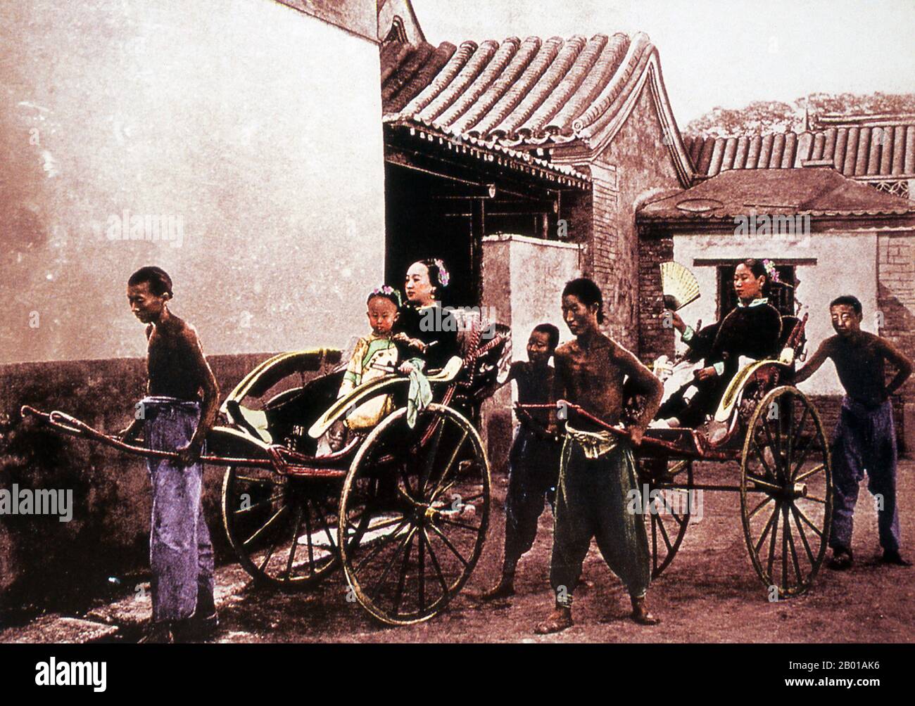 China: Zwei wohlhabende chinesische Frauen, eine mit einem Kind, die in Rikschas gezogen werden, Peking, c. 1890. Rikschas (oder Rikschas) sind ein Transportmittel, das vom Menschen angetrieben wird: Ein Läufer zieht einen zweirädrigen Wagen, der Platz für eine oder zwei Personen bietet. Rikschas werden üblicherweise aus Bambus hergestellt. Das Wort Rikscha kam aus Asien, wo sie hauptsächlich als Transportmittel für die soziale Elite verwendet wurden. In jüngster Zeit wurde der Einsatz von Rikscha in vielen Ländern aufgrund der Sorge um das Wohlergehen der Rikscha-Arbeiter entmutigt oder verboten. Stockfoto