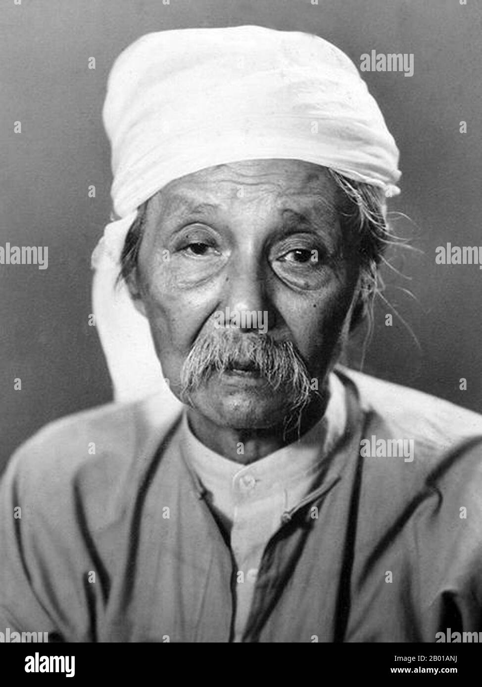 Birma/Myanmar: Thakin Kodaw Hmaing, burmesische Dichterin, Schriftstellerin, Politikerin und Nationalistin (23. März 1876 - 23. Juli 1964), c. 1958. Thakin Kodaw Hmaing gilt als einer der größten burmesischen Dichter, Schriftsteller und politischen Führer des Burmas des 20.. Jahrhunderts. Er gilt als Vater der birmanischen Nationalisten- und Friedensbewegungen sowie als literarisches Genie. Sein Vermächtnis und sein Einfluss auf die Nachkriegsgenerationen sind sowohl in der Literatur als auch in der aktuellen politischen Situation in Myanmar (Burma) zu spüren. Stockfoto