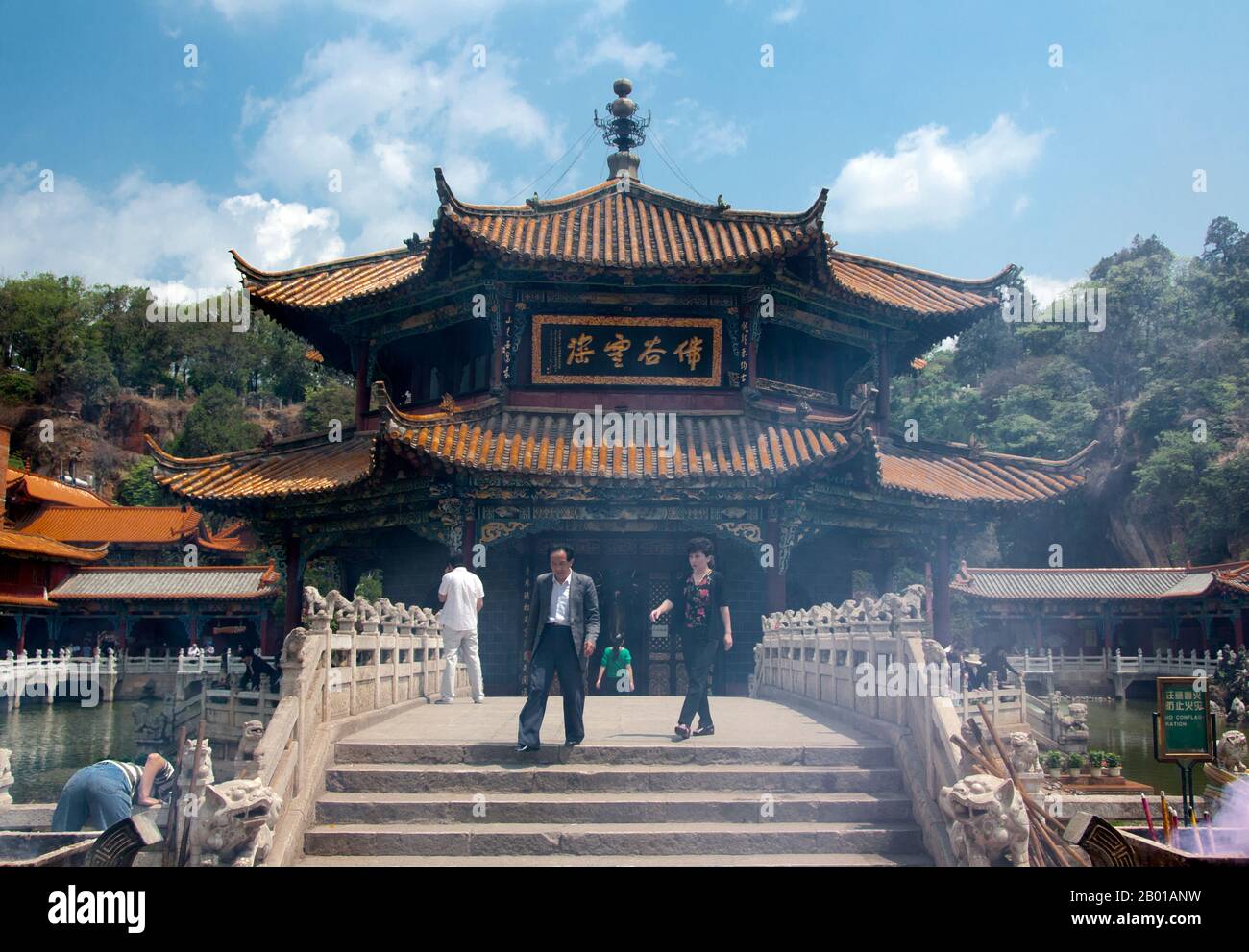 China: Achteckiger Pavillon der Qing-Ära, Yuantong Si (Yuantong-Tempel), Kunming, Provinz Yunnan. Der Yuantong Tempel stammt ursprünglich aus dem Königreich Nanzhao zur Zeit der Tang Dynastie (618-907). Nach zwei großen Restaurierungen und Erweiterungen in der Chenghua-Periode (1465-1487) der Ming-Dynastie und dem 24.. Jahr der Herrschaft von Kaiser Kangxi (1686) in der Qing-Dynastie, nahm der Tempel sein heutiges Design an, mit überdachten Korridoren, Brücken und großen Hallen. Nanzhao (auch Nanchao und Nan Chao) war ein buddhistisches Königreich, das im heutigen Südchina und Südostasien (8.-9. Jahrhundert) blühte. Stockfoto