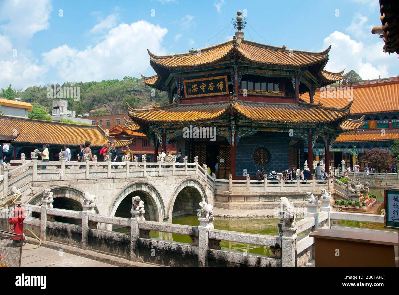 China: Achteckiger Pavillon der Qing-Ära, Yuantong Si (Yuantong-Tempel), Kunming, Provinz Yunnan. Der Yuantong Tempel stammt ursprünglich aus dem Königreich Nanzhao zur Zeit der Tang Dynastie (618-907). Nach zwei großen Restaurierungen und Erweiterungen in der Chenghua-Periode (1465-1487) der Ming-Dynastie und dem 24.. Jahr der Herrschaft von Kaiser Kangxi (1686) in der Qing-Dynastie, nahm der Tempel sein heutiges Design an, mit überdachten Korridoren, Brücken und großen Hallen. Nanzhao (auch Nanchao und Nan Chao) war ein buddhistisches Königreich, das im heutigen Südchina und Südostasien (8.-9. Jahrhundert) blühte. Stockfoto