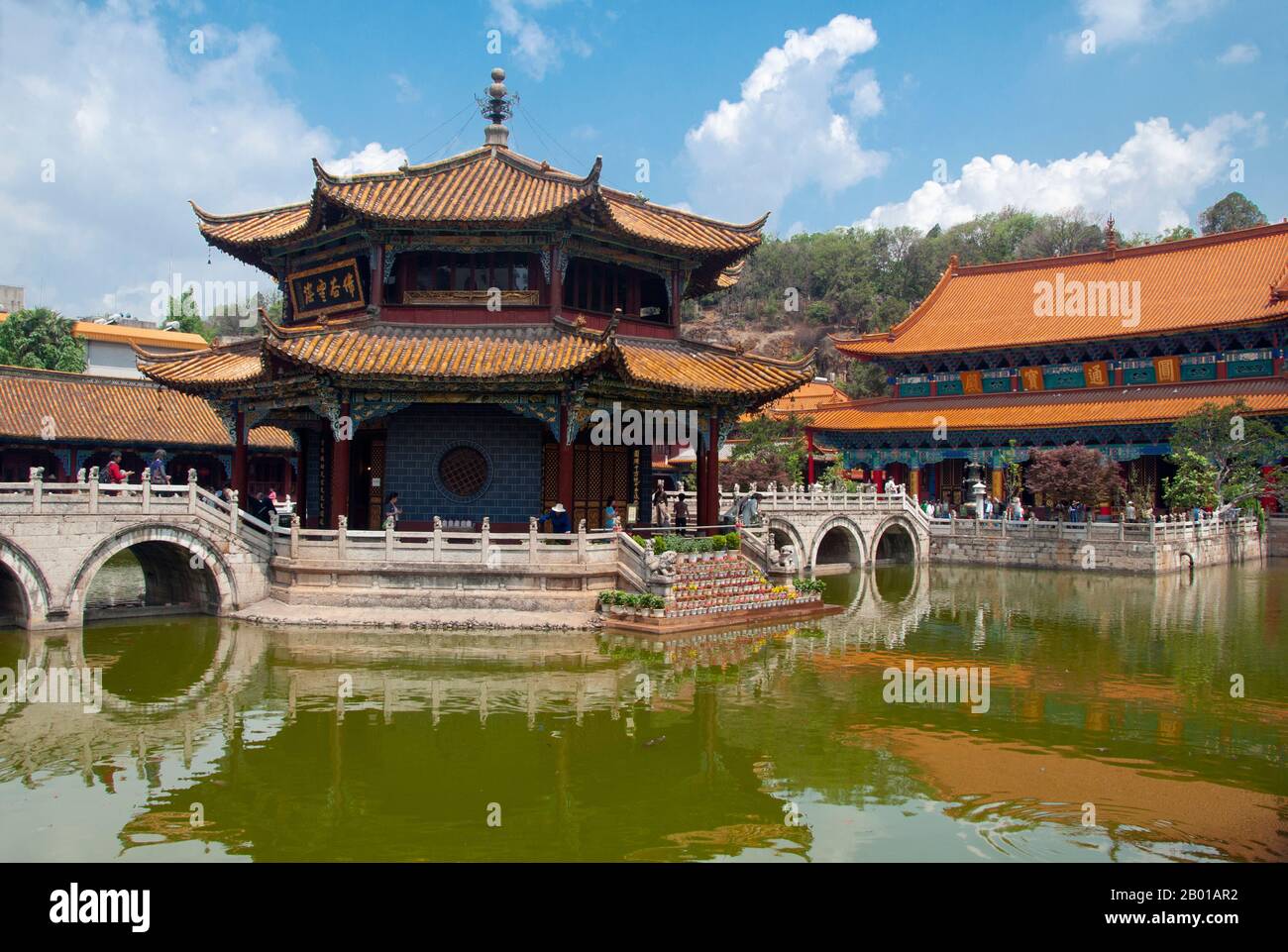 China: Große Halle des Buddha aus der Ming-Dynastie und der achteckige Pavillon der Qing-Ära, Yuantong Si (Yuantong-Tempel), Kunming, Provinz Yunnan. Der Yuantong Tempel stammt ursprünglich aus dem Königreich Nanzhao zur Zeit der Tang Dynastie (618-907). Nach zwei großen Restaurierungen und Erweiterungen in der Chenghua-Periode (1465-1487) der Ming-Dynastie und dem 24.. Jahr der Herrschaft von Kaiser Kangxi (1686) in der Qing-Dynastie, nahm der Tempel sein heutiges Design an, mit überdachten Korridoren, Brücken und großen Hallen. Stockfoto