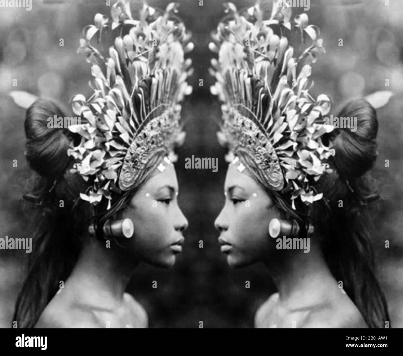 Indonesien: Balinesische Legong-Tänzerin, 1928. Legong ist eine Form des balinesischen Tanzes. Es ist eine raffinierte Tanzform, die sich durch komplizierte Fingerbewegungen, komplizierte Fußarbeit und ausdrucksstarke Gesten und Mimik auszeichnet. Legong entstand wahrscheinlich im 19.. Jahrhundert als königliche Unterhaltung. Der Legende nach wurde ein Prinz von Sukwati krank und hatte einen lebendigen Traum, in dem zwei Mädchen zu Gamelan-Musik tanzten. Als er sich erholte, arrangierte er, dass solche Tänze in Wirklichkeit aufgeführt werden. Andere glauben, dass der Legong mit der sanghyang dedari entstanden ist, einer Zeremonie, die den Besitz des Geistes einbezieht. Stockfoto