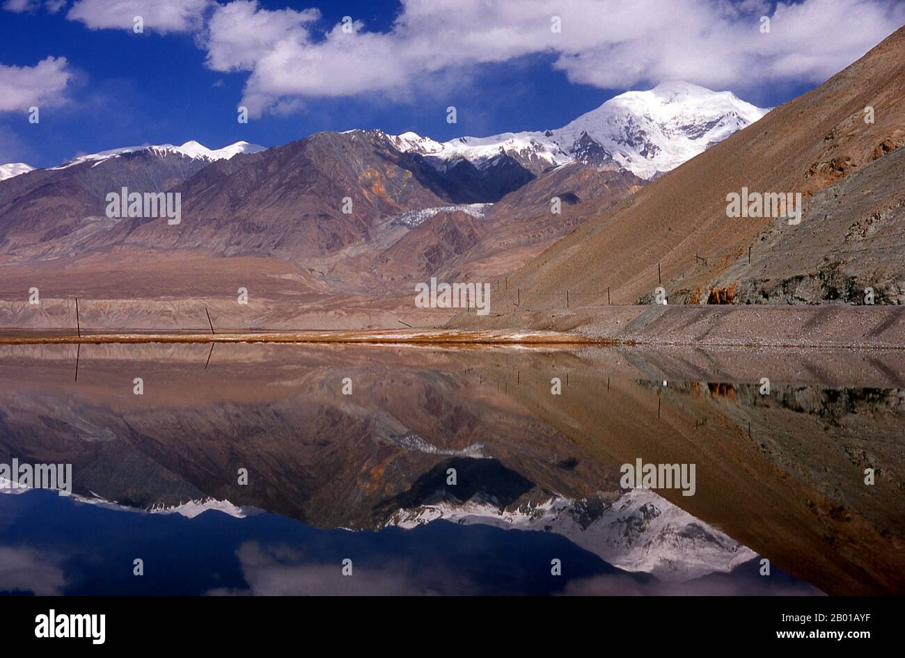China: Kangxiwa River, Karakoram Highway, Xinjiang. Die Pamir-Berge sind eine Gebirgskette in Zentralasien, die durch die Kreuzung oder den Knoten der Himalaya-, Tian Shan-, Karakoram-, Kunlun- und Hindu-Kush-Gebirge gebildet wird. Sie gehören zu den höchsten Bergen der Welt und sind seit viktorianischer Zeit als „Dach der Welt“ bekannt, eine wahrscheinliche Übersetzung aus dem Persischen. Der Zhongba Gonglu oder Karakoram Highway ist ein Ingenieurswunder, das 1986 eröffnet wurde und die höchste asphaltierte Straße der Welt bleibt. Sie verbindet China und Pakistan über das Karakorum-Gebirge. Stockfoto