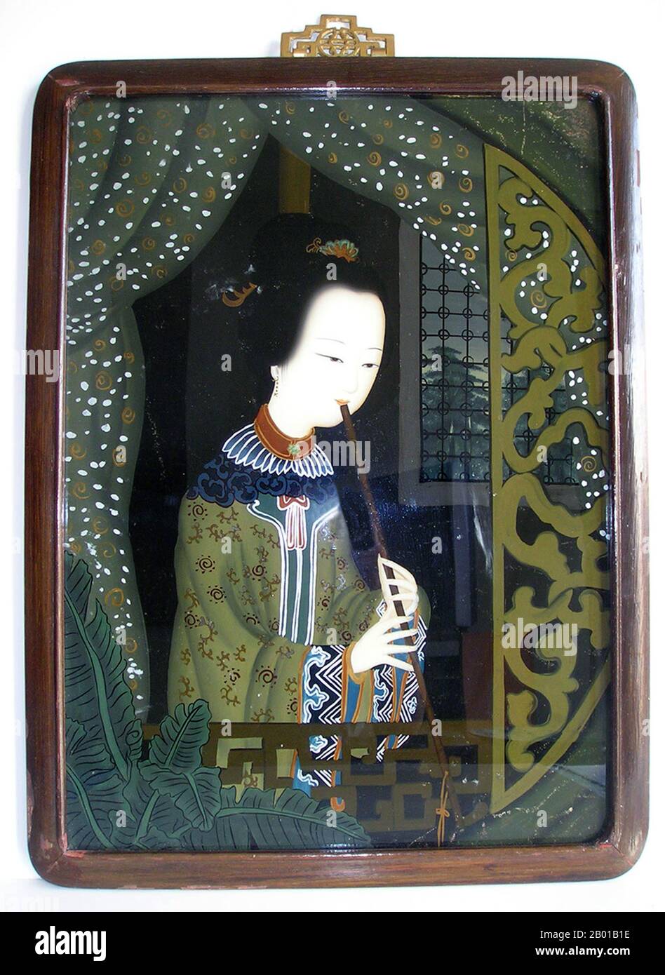 China: Spiegelbild einer Frau, die Flöte spielt, späte Qing-Dynastie, c. 1840-1860. Die umgekehrte Malerei auf Glas ist eine Kunstform, die aus dem Auftragen von Farbe auf ein Glasstück und dem Betrachten des Bildes besteht, indem das Glas umgedreht und durch das Glas auf das Bild geschaut wird. Stockfoto