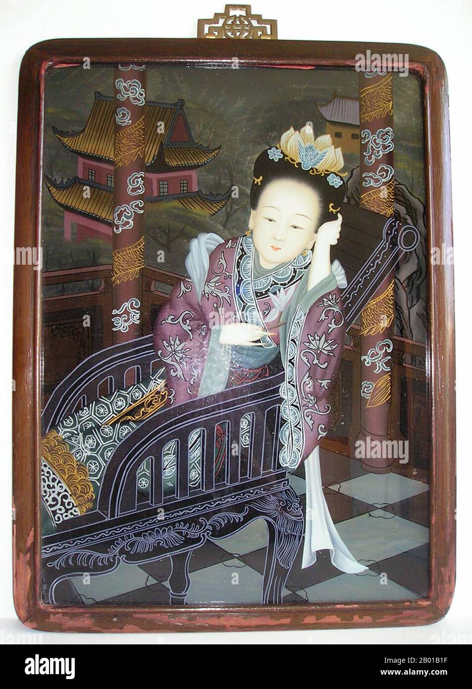 China: Spiegelbild einer Frau, die auf einem Stuhl liegt, späte Qing-Dynastie, c.. 1840-1860. Die umgekehrte Malerei auf Glas ist eine Kunstform, die aus dem Auftragen von Farbe auf ein Glasstück und dem Betrachten des Bildes besteht, indem das Glas umgedreht und durch das Glas auf das Bild geschaut wird. Stockfoto