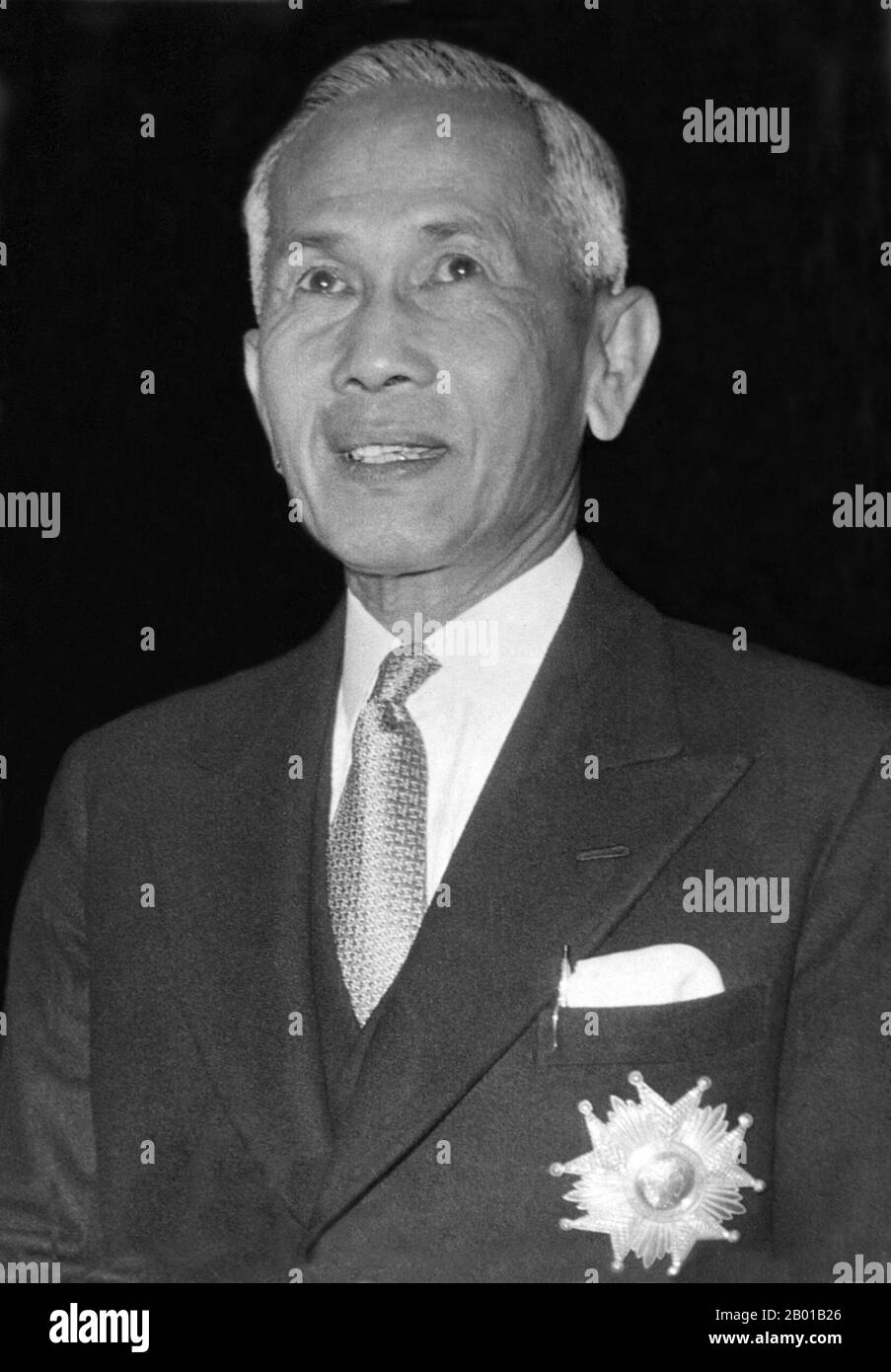 Thailand: Feldmarschall Plaek Pibulsongkram (14. Juli 1897 - 11. Juni 1964), allgemein bekannt als Phibun Songkhram, Premierminister und Militärdiktator von 1938 bis 1944 und 1948 bis 1957, Ende 1950s. Pibulsongkram war einer der Führer des militärischen Zweiges der Volkspartei, der 1932 einen Staatsstreich inszenierte und Thailands absolute Monarchie stürzte. 1938 ersetzte Pibulsongkram Phraya Phahol als Premierminister. Pibulsongkram begann, das Tempo der Modernisierung in Thailand zu erhöhen. Durch die Manipulation der Massenmedien unterstützte Pibulsonggram Faschismus und Nationalismus. Stockfoto