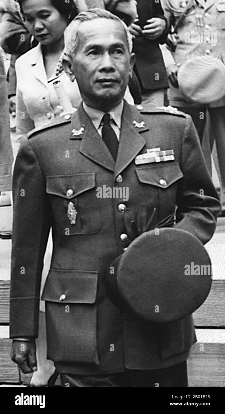 Thailand: Feldmarschall Plaek Pibulsongkram (14. Juli 1897 - 11. Juni 1964), allgemein bekannt als Phibun Songkhram, Premierminister und Militärdiktator von 1938 bis 1944 und 1948 bis 1957, im Hyde Park, New York, 1955. Pibulsongkram war einer der Führer des militärischen Zweiges der Volkspartei, der 1932 einen Staatsstreich inszenierte und Thailands absolute Monarchie stürzte. 1938 ersetzte Pibulsongkram Phraya Phahol als Premierminister. Pibulsongkram begann, das Tempo der Modernisierung in Thailand zu erhöhen. Durch die Manipulation der Massenmedien unterstützte Pibulsonggram Faschismus und Nationalismus. Stockfoto