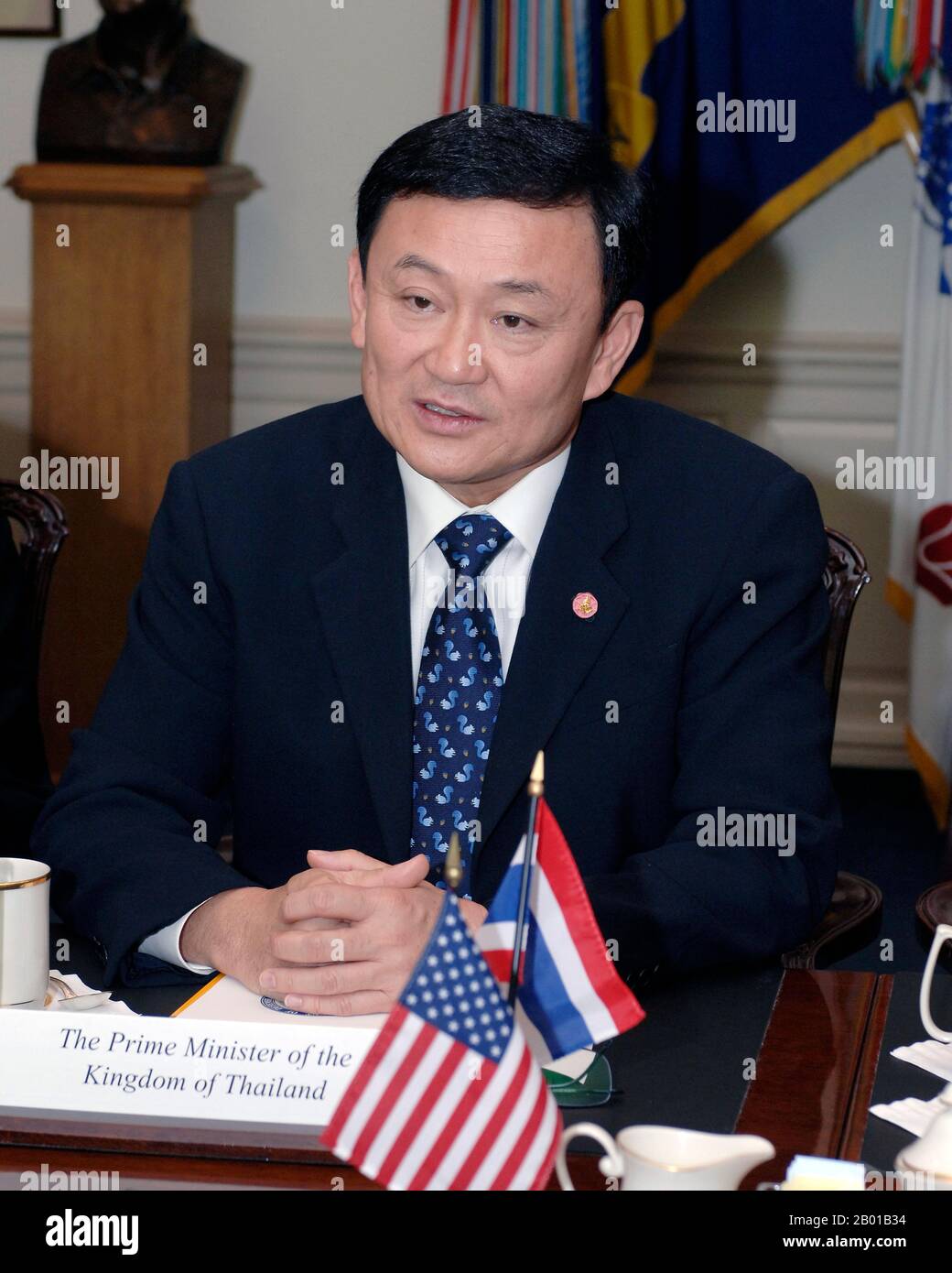 Thailand: Thaksin Shinawatra (26. Juli 1949 - ), Premierminister von Thailand (r. 2001-2006). Foto von Helene C. Stikkel (DoD), 5. Mai 2005. Thaksin Shinawatra ist Politiker und Geschäftsmann und war von 2001 bis 2006 Premierminister von Thailand, als er in einem Staatsstreich abgesetzt wurde, weil er angeblich seine Macht zum persönlichen Vorteil missbraucht hatte. Er gründete den Mobilfunkanbieter Advanced Info Service sowie die Shin Corporation, was ihn zu einem der reichsten Menschen in Thailand machte. Thaksin gewann 2001 einen erdrutschenden Wahlsieg und wurde damit der erste demokratisch gewählte Premierminister, der eine volle Amtszeit ausmachte. Stockfoto