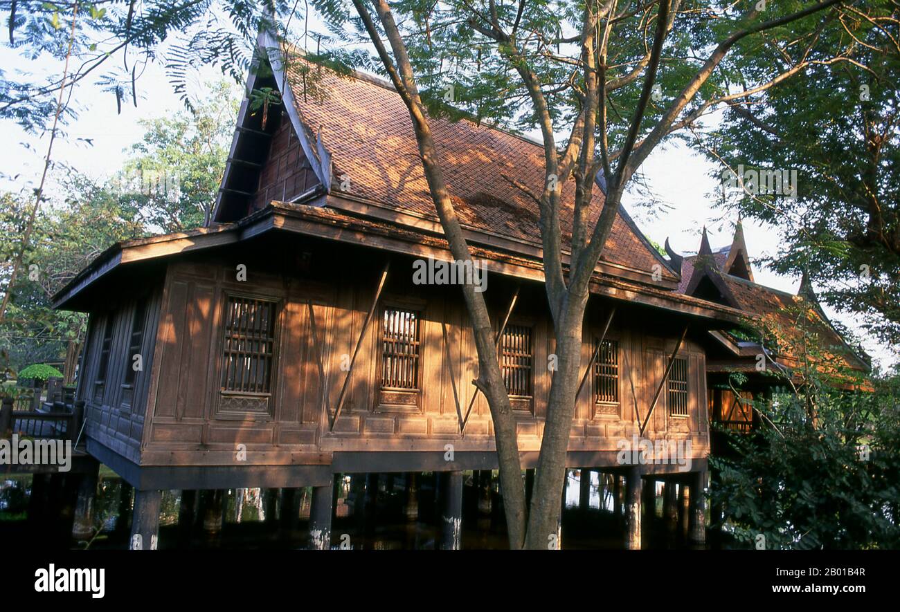 Thailand: Traditionelle Zentralthailändischen Häuser, Chao Sam Phraya National Museum, Ayutthaya Historical Park. Das Chao Sam Phraya National Museum wurde 1970 eröffnet und enthält eine beeindruckende Sammlung von Artefakten aus Ayutthayan, darunter einige wichtige bronzene Buddha-Bilder. Die Sammlungen sind in traditionellen zentralen thailändischen Holzhäusern untergebracht. Ayutthaya (Ayudhya) war ein siamesisches Königreich, das von 1351 bis 1767 existierte. Ayutthaya war gegenüber ausländischen Händlern freundlich und erlaubte ihnen, Dörfer außerhalb der Stadtmauern einzurichten. Stockfoto