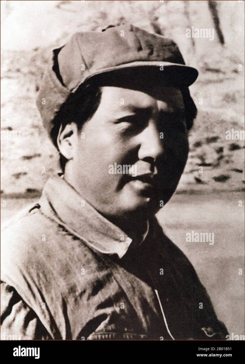 China: Mao Zedong (26. Dezember 1893 - 9. September 1976) Vorsitzender der Volksrepublik China, c. 1935-1940. Mao Zedong, auch als Mao Tse-tung transliteriert, war ein chinesischer kommunistischer Revolutionär, Guerilla-Kriegsstratege, Autor, politischer Theoretiker und Führer der chinesischen Revolution. Allgemein als Vorsitzender Mao bezeichnet, war er seit seiner Gründung im Jahr 1949 der Architekt der Volksrepublik China (PRC) und hatte bis zu seinem Tod im Jahr 1976 die autoritäre Kontrolle über die Nation. Sein theoretischer Beitrag zum Marxismus-Leninismus wird kollektiv als Maoismus bezeichnet. Stockfoto