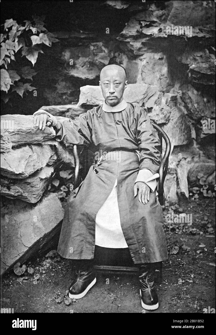 China: Prinz Kung (11. Januar 1833 - 29. Mai 1898), 6. Sohn des Daoguang-Imperators. Foto von John Thomson (14. Juni 1837 - 29. September 1921), 1872. Der Prinz Gong aus dem Jahr 1., der in seinen Tagen allgemein als Sechster Prinz bekannt war, wurde aus dem Aisin-Gioro-Clan (dem kaiserlichen Mandschu-Clan der Qing-Dynastie) geboren. Er war in den Jahren 1860s und 1870s für die Regierung Chinas verantwortlich. Er wird in Erinnerung gerufen, weil er ein Verfechter der Aufrechterhaltung starker Beziehungen zu den westlichen Ländern und seine Versuche, China zu modernisieren, war. Im Volksmund wurde er auf Chinesisch als „böse Nummer sechs“ bezeichnet, was auf seine häufigen Kontakte mit den westlichen Ländern Bezug nahm. Stockfoto