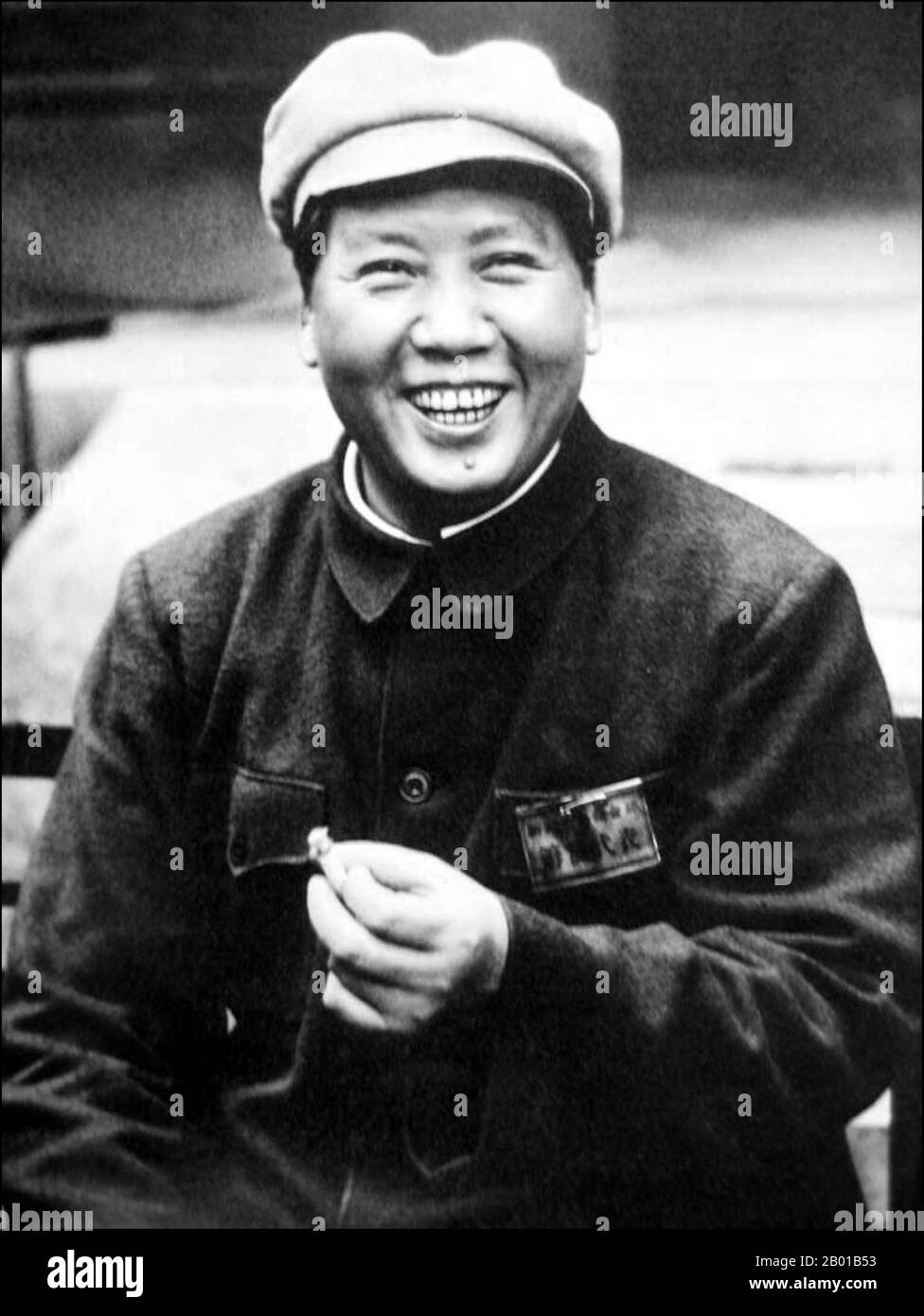 China: Mao Zedong (26. Dezember 1893 - 9. September 1976) Vorsitzender der Volksrepublik China, c. 1935-1940. Mao Zedong, auch als Mao Tse-tung transliteriert, war ein chinesischer kommunistischer Revolutionär, Guerilla-Kriegsstratege, Autor, politischer Theoretiker und Führer der chinesischen Revolution. Allgemein als Vorsitzender Mao bezeichnet, war er seit seiner Gründung im Jahr 1949 der Architekt der Volksrepublik China (PRC) und hatte bis zu seinem Tod im Jahr 1976 die autoritäre Kontrolle über die Nation. Sein theoretischer Beitrag zum Marxismus-Leninismus wird kollektiv als Maoismus bezeichnet. Stockfoto