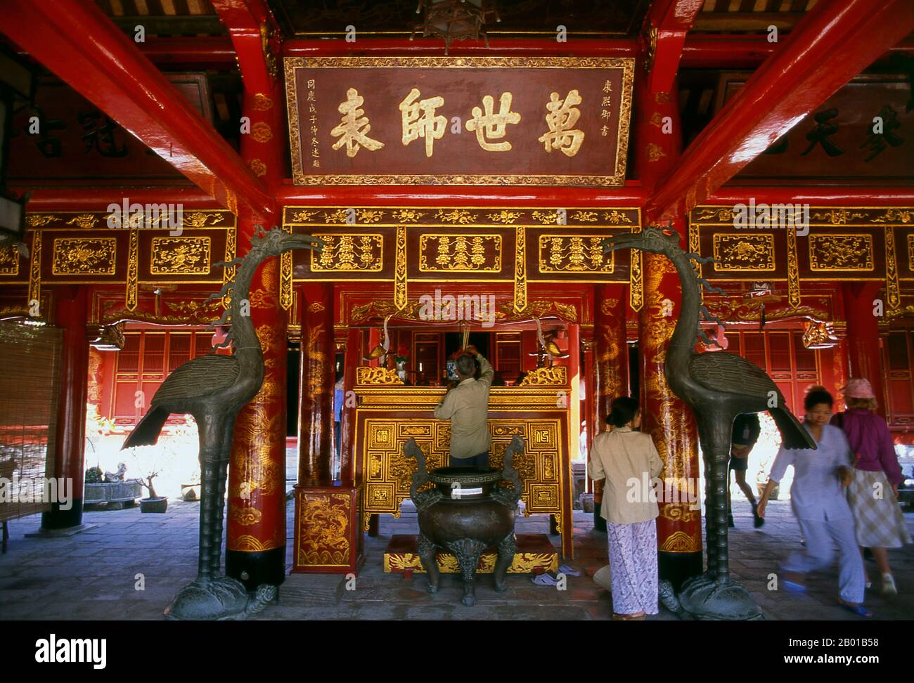 Vietnam: Altar für Konfuzius, großes Zeremonienhaus, Literaturtempel (Van Mieu), Hanoi. Der Tempel der Literatur oder Van Mieu ist einer der wichtigsten kulturellen Schätze Vietnams. Der Tempel wurde 1070 von König Ly Thanh Tong aus der frühen Ly-Dynastie gegründet und war ursprünglich sowohl Konfuzius als auch Chu Cong gewidmet, einem Mitglied der chinesischen Königsfamilie, der viele der Lehren zugeschrieben wurde, die Konfuzius fünfhundert Jahre später entwickelte. Die Stätte wurde von Geomankern der Ly-Dynastie ausgewählt, um in Harmonie mit dem taoistischen Bich CAU-Tempel und der buddhistischen ein-Säulen-Pagode zu stehen. Stockfoto