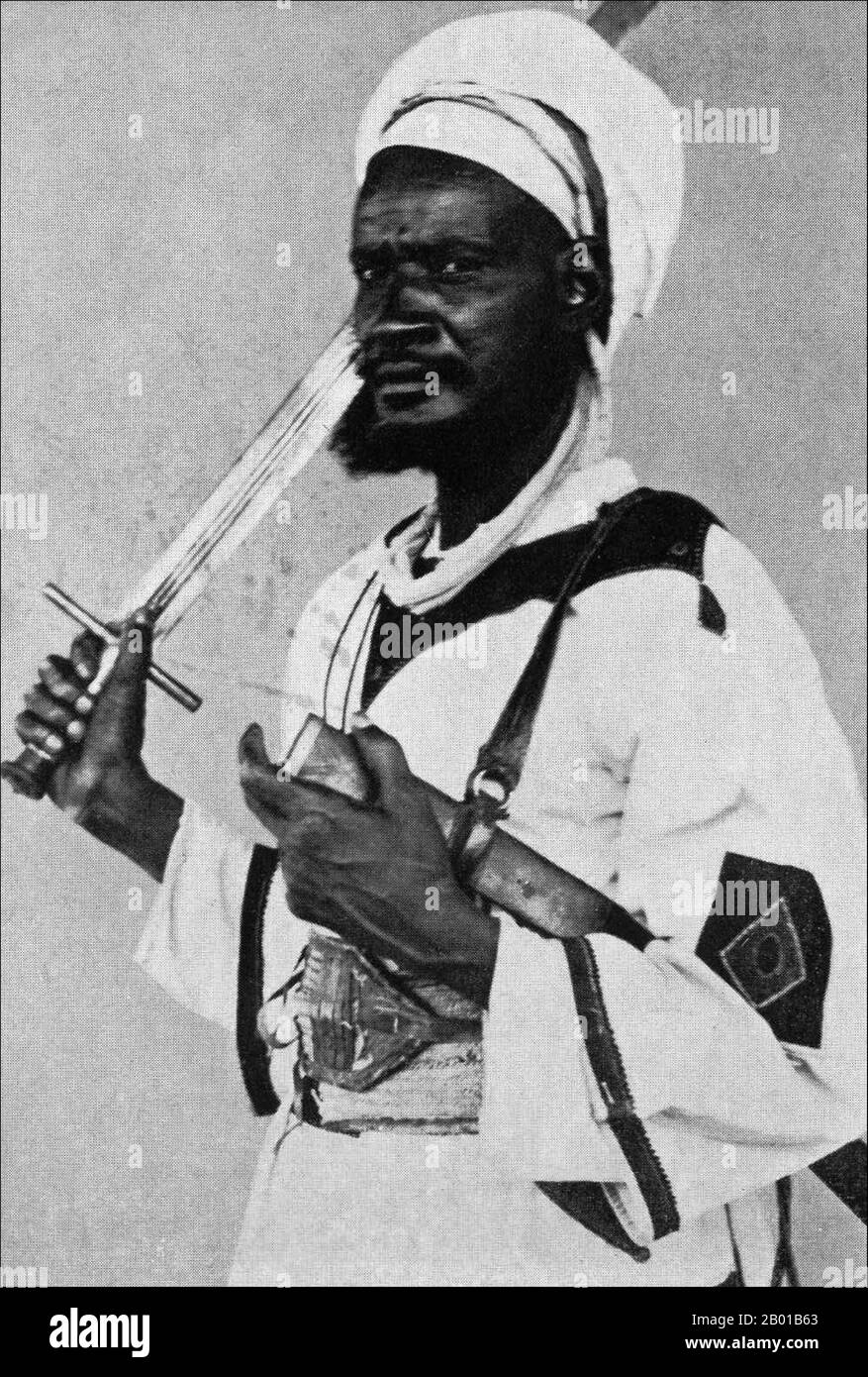 Sudan: Ein mahdistischer Krieger, Anfang des 20.. Jahrhunderts. Muhammad Ahmad bin Abd Allah (12. August 1844 - 22. Juni 1885) war ein religiöser Führer des Samaniyya-Ordens im Sudan, der sich am 29. Juni 1881 zum Mahdi oder messianischen Erlöser des islamischen Glaubens erklärte. Seine Proklamation kam während einer Zeit weit verbreiteten Misstrauens der sudanesischen Bevölkerung über die repressive Politik der turco-ägyptischen Herrscher und kapitalisierte auf den messianischen Überzeugungen, die unter den verschiedenen sudanesischen religiösen Sekten der damaligen Zeit beliebt waren. Stockfoto