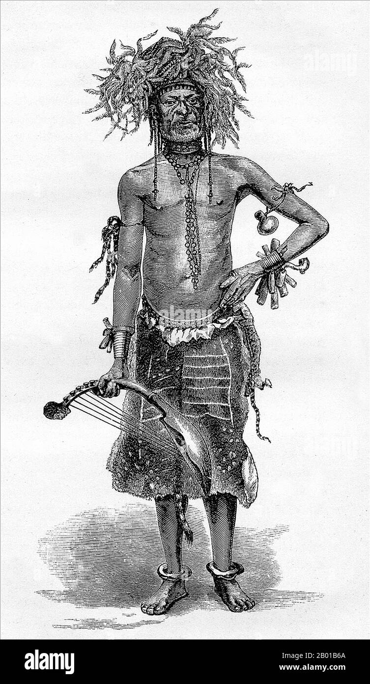 Zentralafrika: „A Niam-Niam (Azande) Minstrel“. Illustration von Georg August Schweinfurth (29. Dezember 1836 - 19. September 1925), 1874. Als die Dunkelheit antrat, wurde unser Lager durch das Erscheinen der grotesken Gestalt eines Sängers belebt, der mit einem Federhaufen in seinem Hut kam, Und diese, als er mit dem Kopf zur Melodie der Musik weckte, verflochten sich mit den Zöpfen seiner Haare...Ihr Instrument ist die lokale Gitarre, deren dünnes Zwingern perfekt mit dem nasalen Summen des Musikers übereinstimmt'. Die Azande sind ein ubanischer Stamm, der in Nord-Zentralafrika gefunden wird. Stockfoto