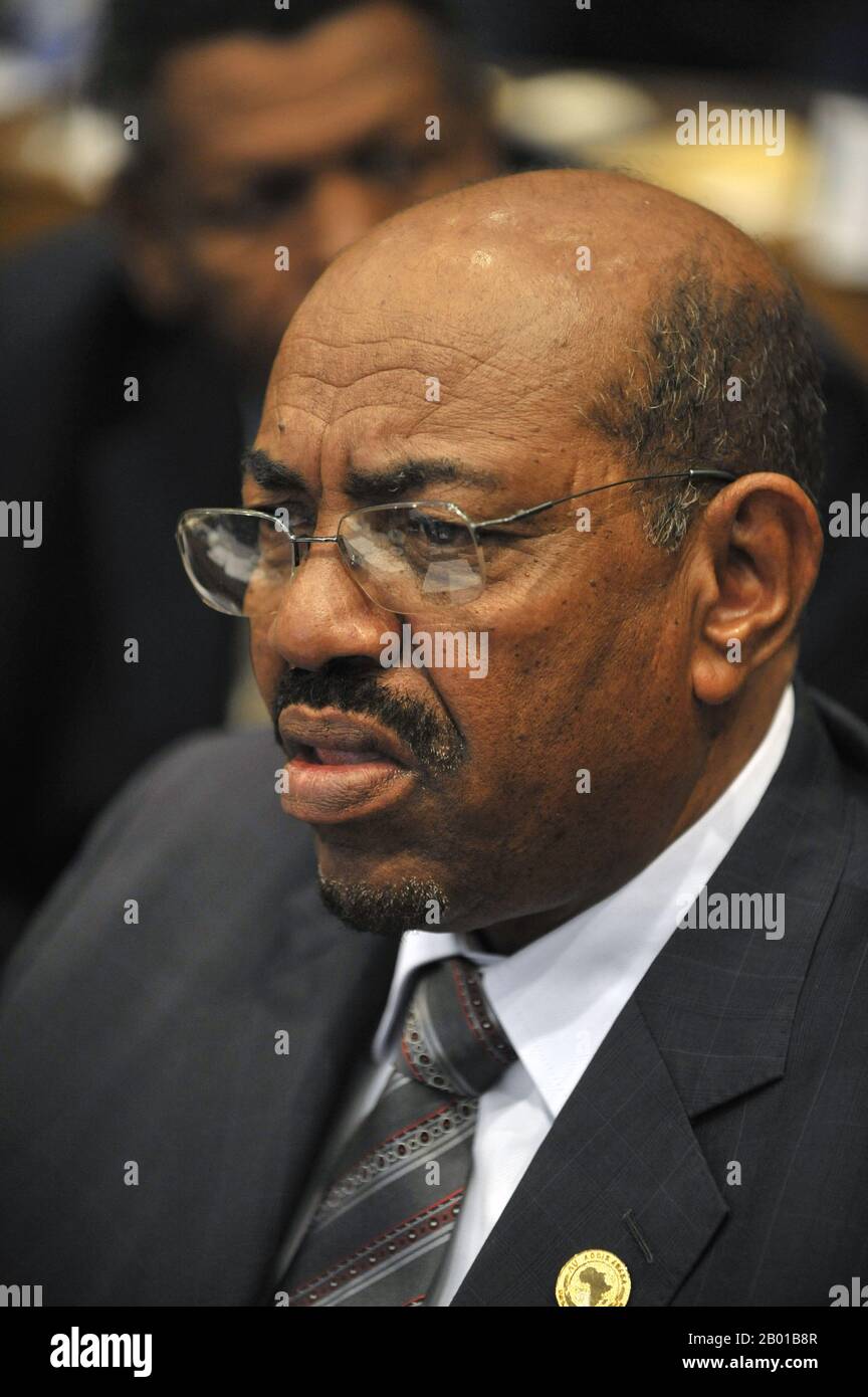 Sudan: Omar Hassan Ahmad al-Bashir, Präsident des Sudan (1. Januar 1989 -). Foto von Jesse B. Awalt (gemeinfrei), Addis Abeba, 31. Januar 2009. Feldmarschall Omar Hassan Ahmad Al-Bashir ist der ehemalige Präsident des Sudan, der von 1989 bis zu seiner Absetzung durch einen Staatsstreich im Jahr 2019 unter verschiedenen Titeln als siebtes Staatsoberhaupt des Sudan diente. Er kam 1989 an die Macht, als er eine Gruppe von Offizieren in einem blutlosen Putsch anführte, der die Regierung von Premierminister Sadiq al-Mahdi verdrängte. Bashir ist der erste sitzende Staatschef, der jemals vom Internationalen Strafgerichtshof wegen Völkermord angeklagt wurde. Stockfoto